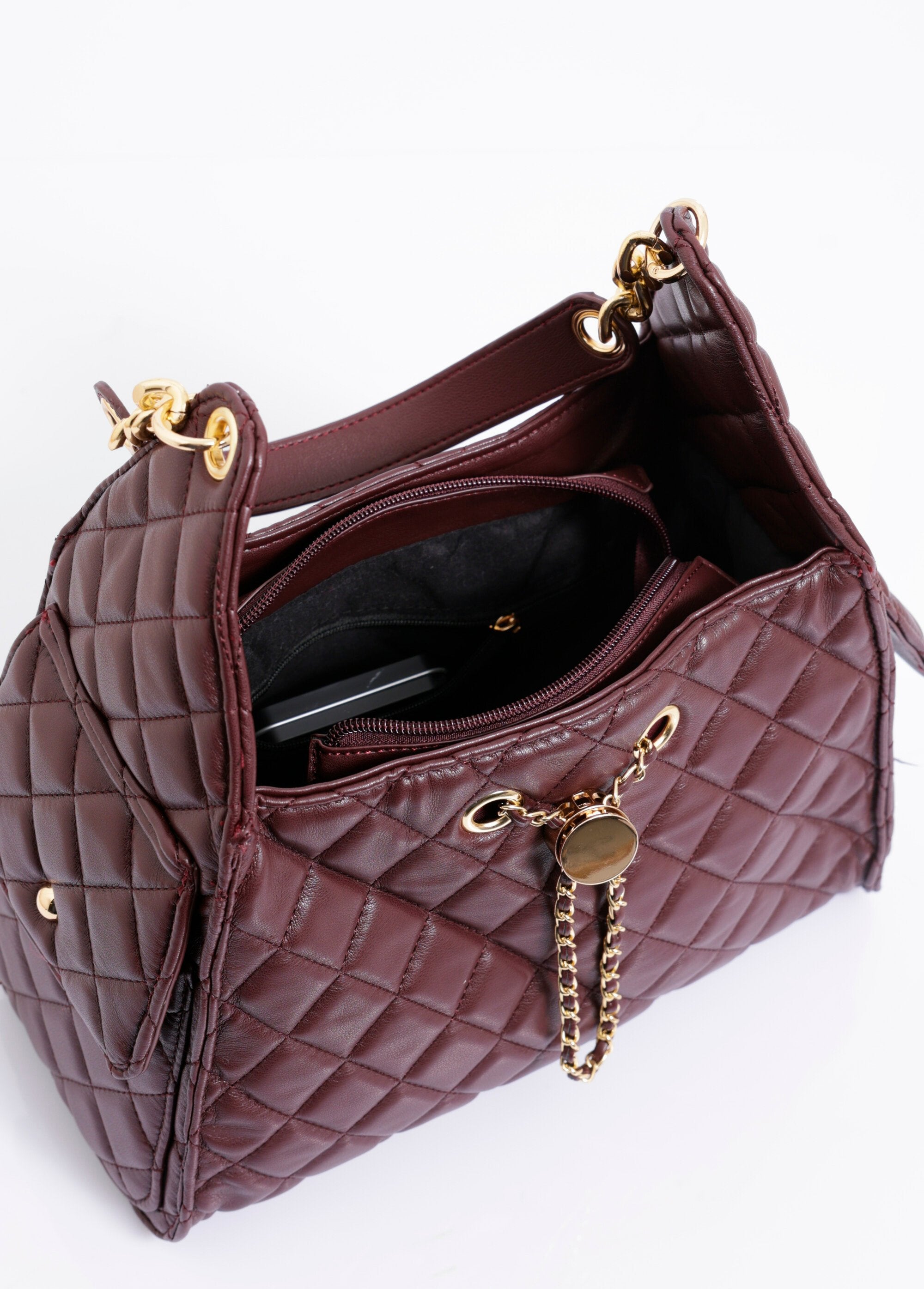 Bolso_acolchado_elegante_con_detalles_metálicos_Burdeos_DE2_slim