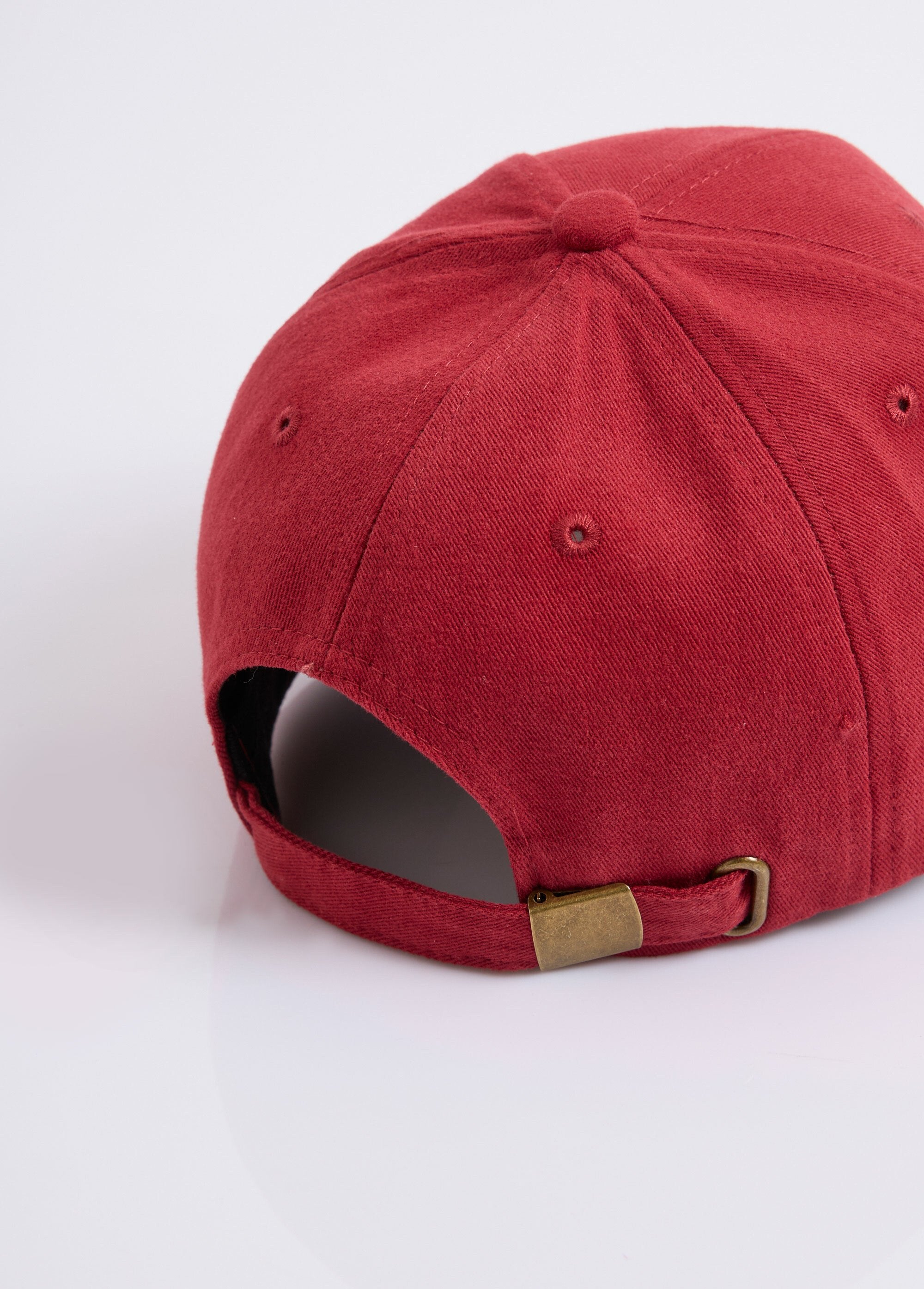 Gorra_de_sarga_lisa_con_letras_bordadas_Rojo_DE1_slim