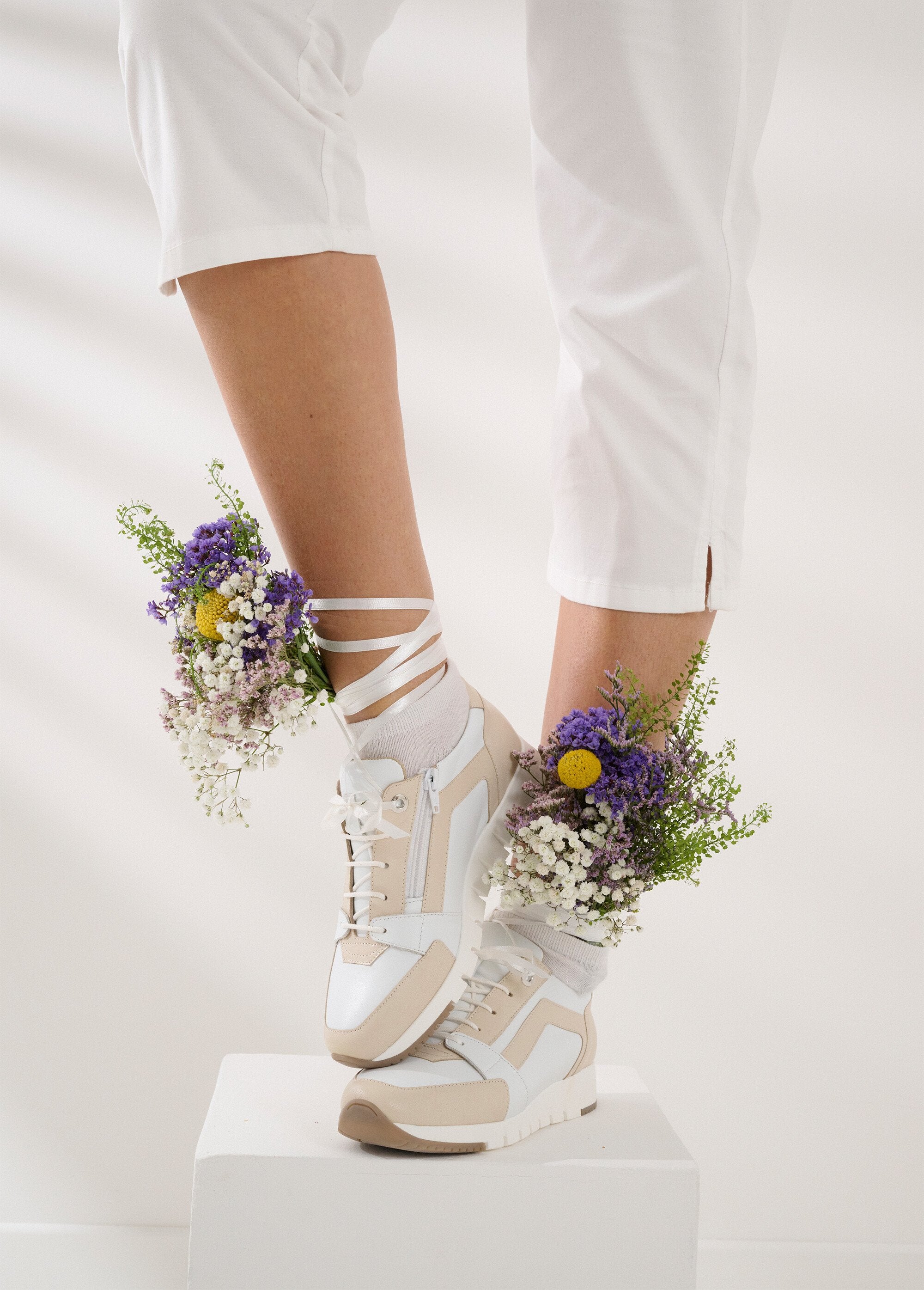 Deportivas_anchas_confort_bicolor_piel_Beige_y_blanco_SF1_slim