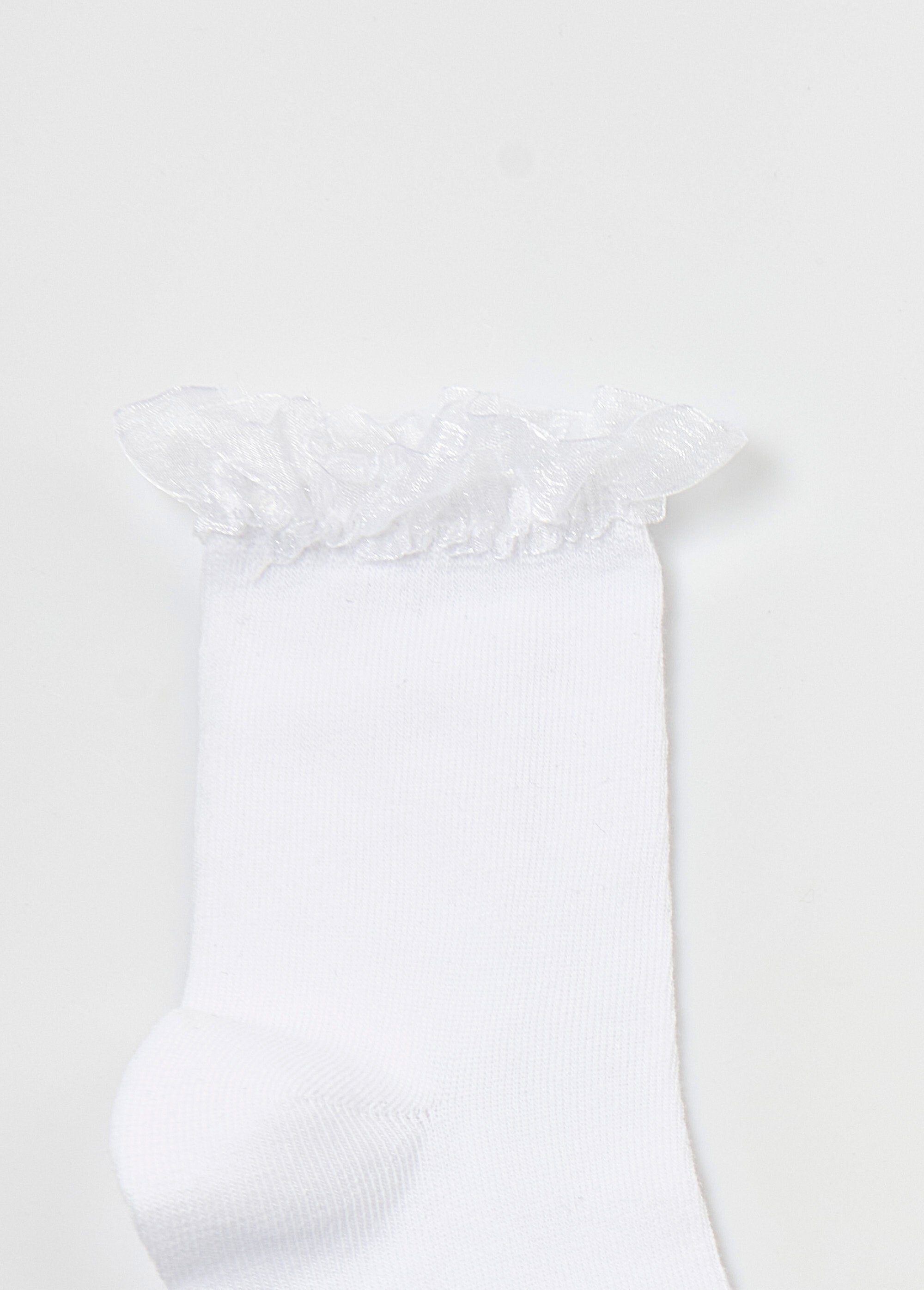 Calcetines_con_borde_de_encaje_Blanco,_Blanca_DE1_slim