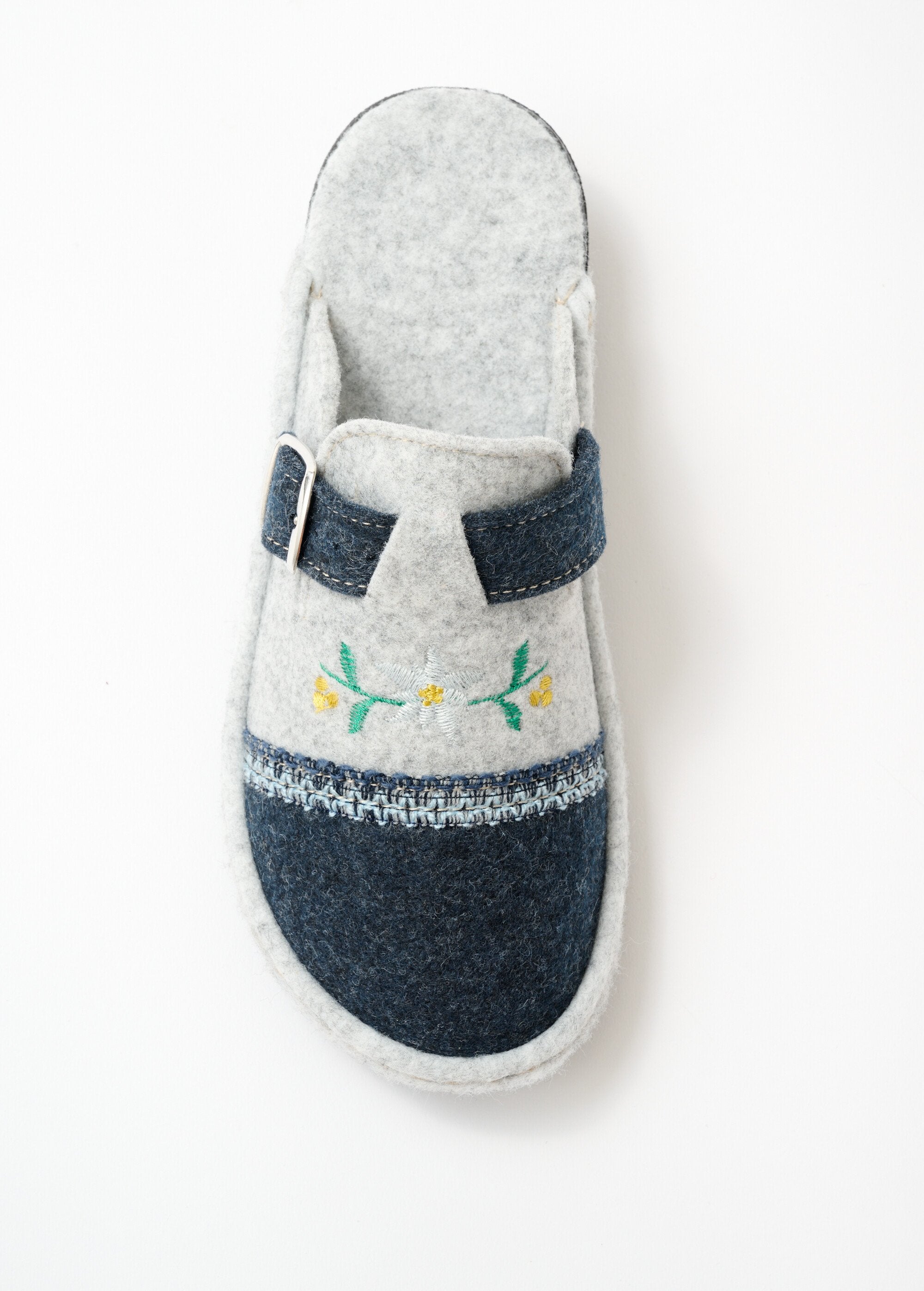 Pantuflas_tipo_mule_bordadas_de_ancho_cómodo_Gris_y_azul_marino_OV1_slim
