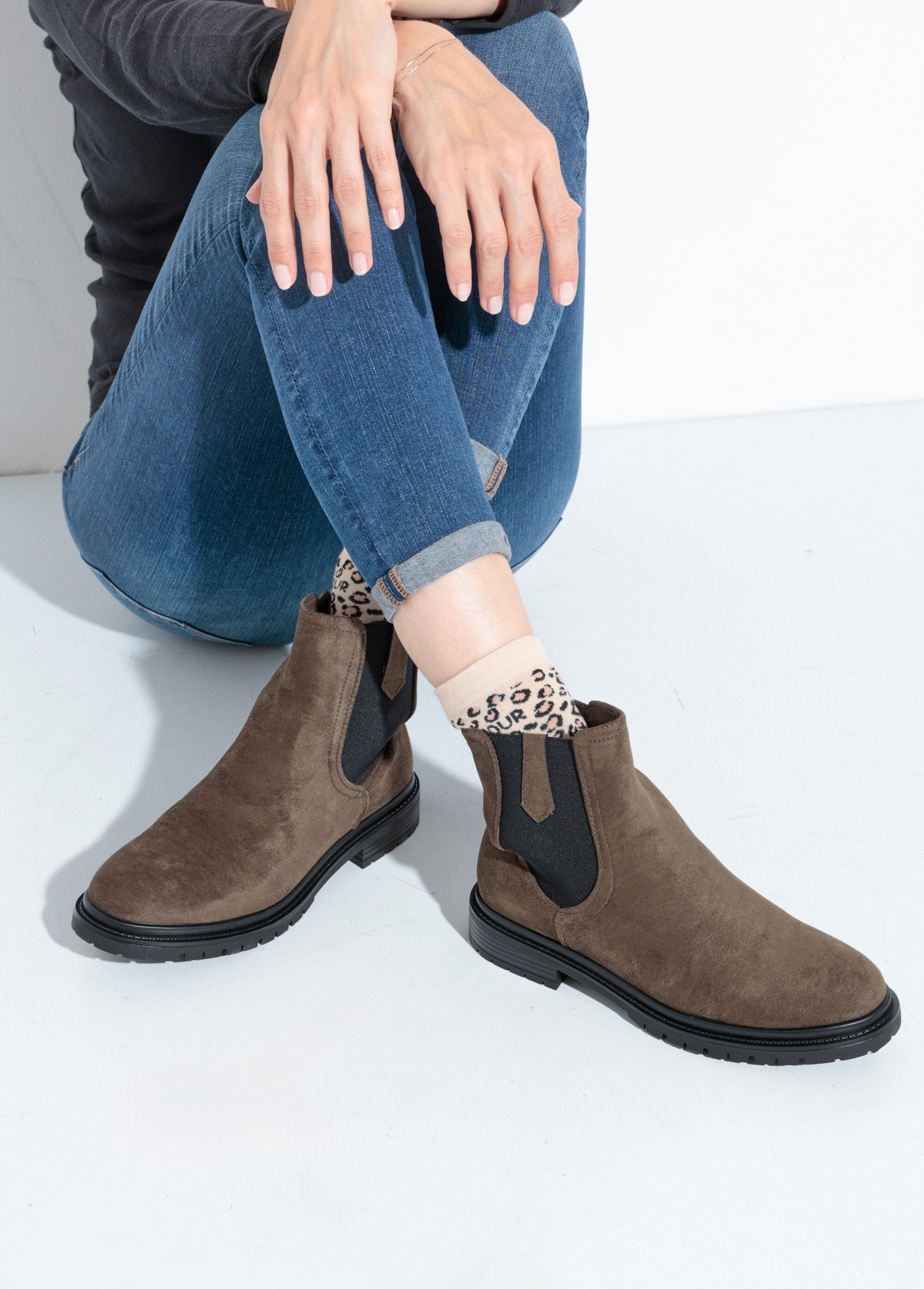 Botas_Chelsea_con_suela_dentada_Caqui_SF1_slim