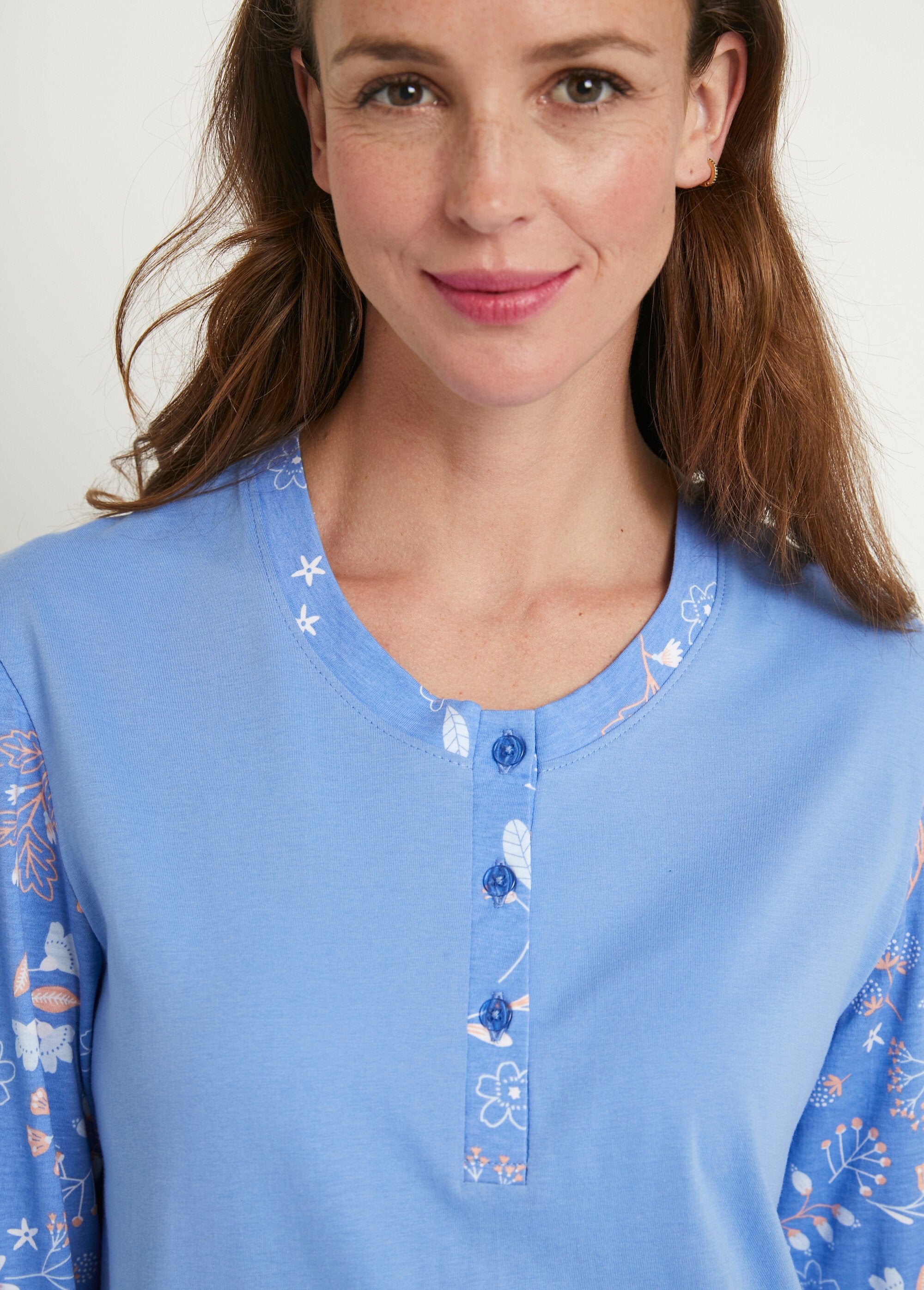 Camisón_largo_medio_de_algodón_liso_con_motivos_florales_Estampado_azul_y_rosa_DE1_slim