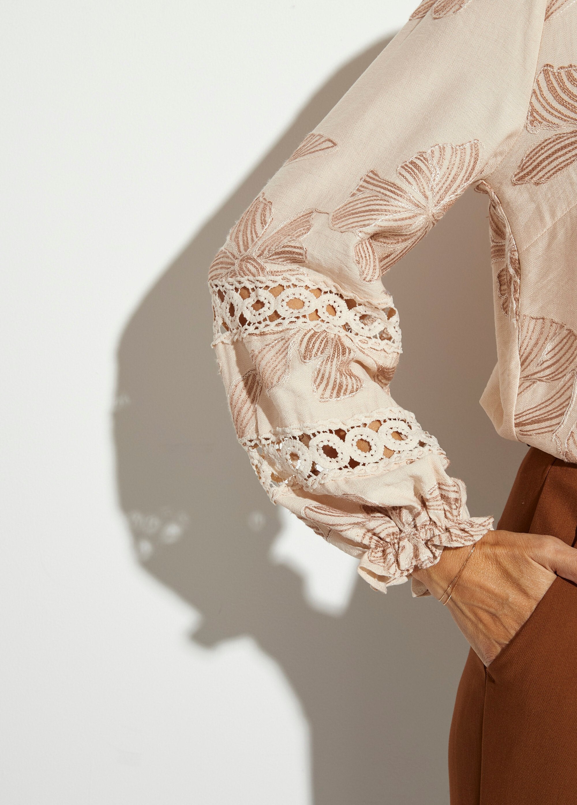 Blusa_abotonada_con_bordado_y_guipur_Beige_DE2_slim