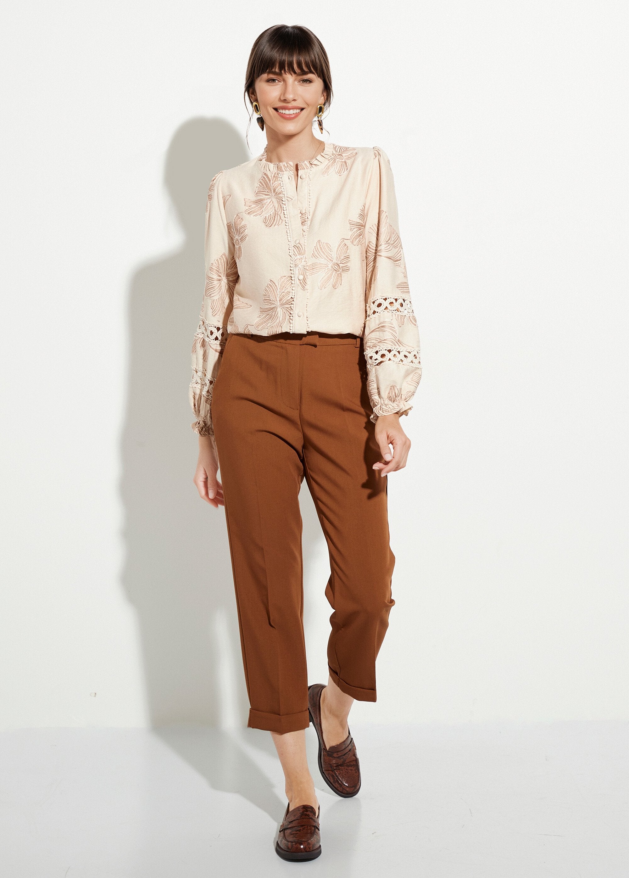 Blusa_abotonada_con_bordado_y_guipur_Beige_SF1_slim