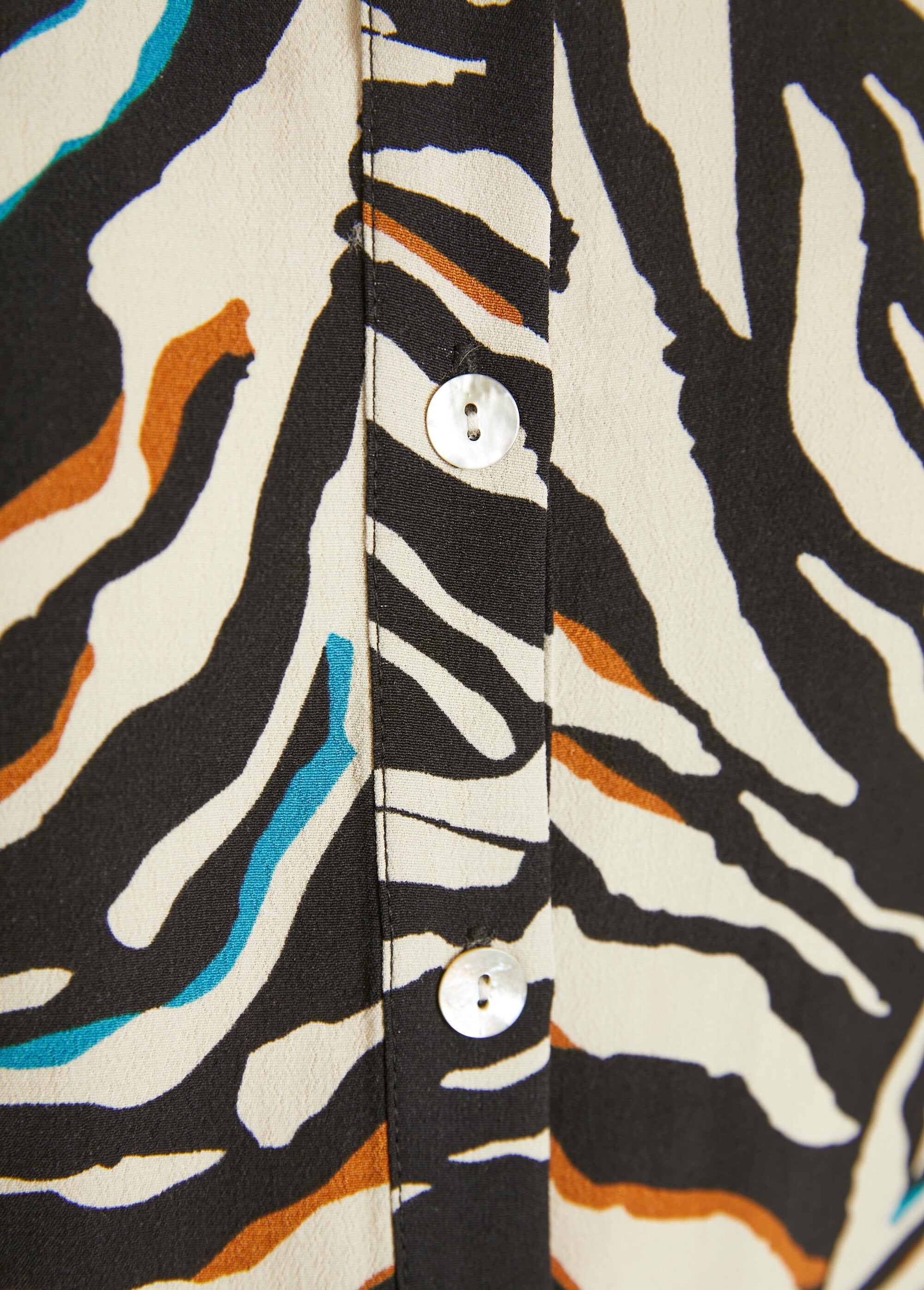 Blusa_larga_abotonada_con_estampado_de_cebra_Negro_y_azul_DE3_slim