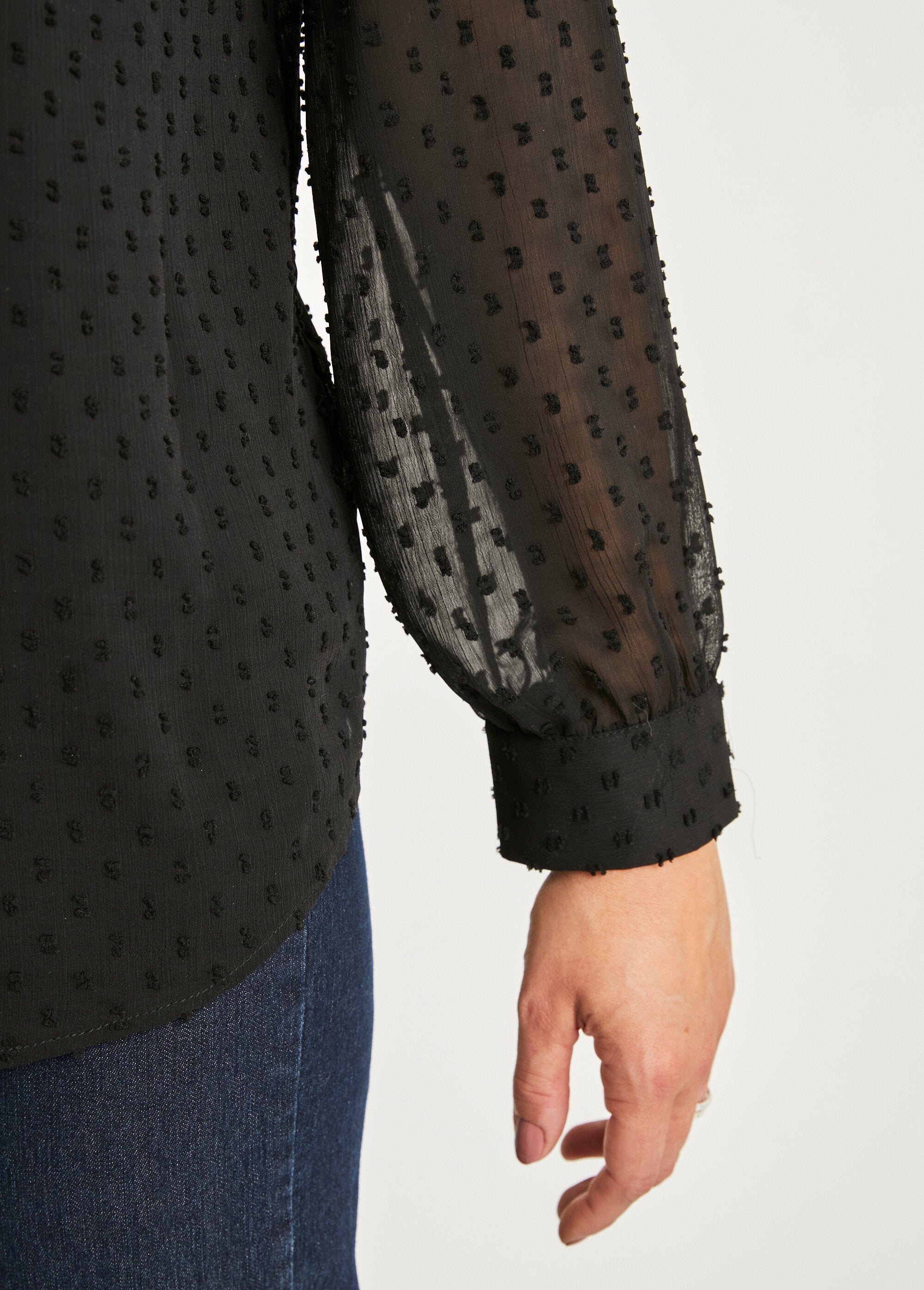 Blusa_lisa_de_voile_plumetis_abotonada_Negro_DE6_slim