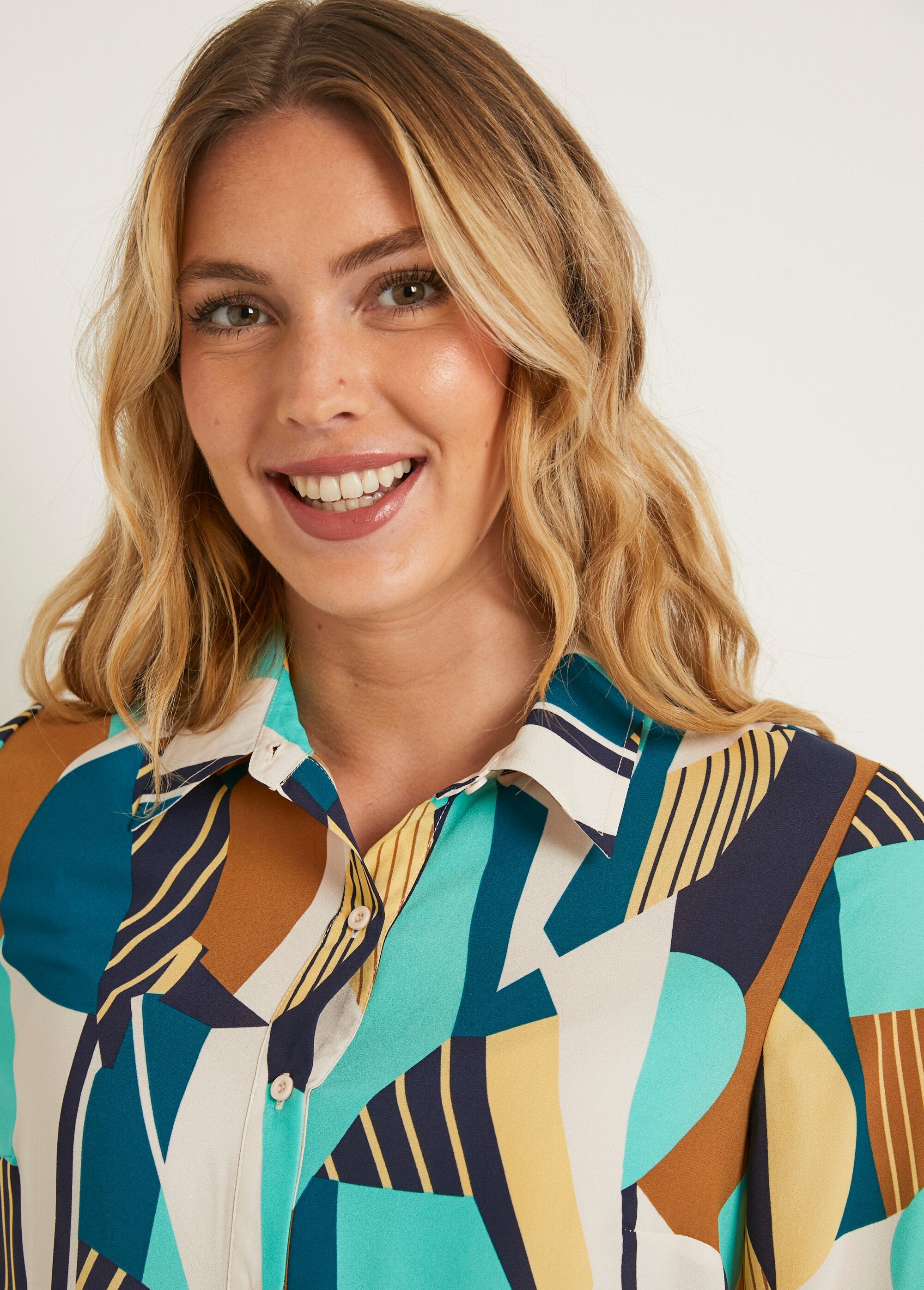 Blusa_larga_recta_con_estampado_gráfico_Crudo_y_verde_DE2_slim