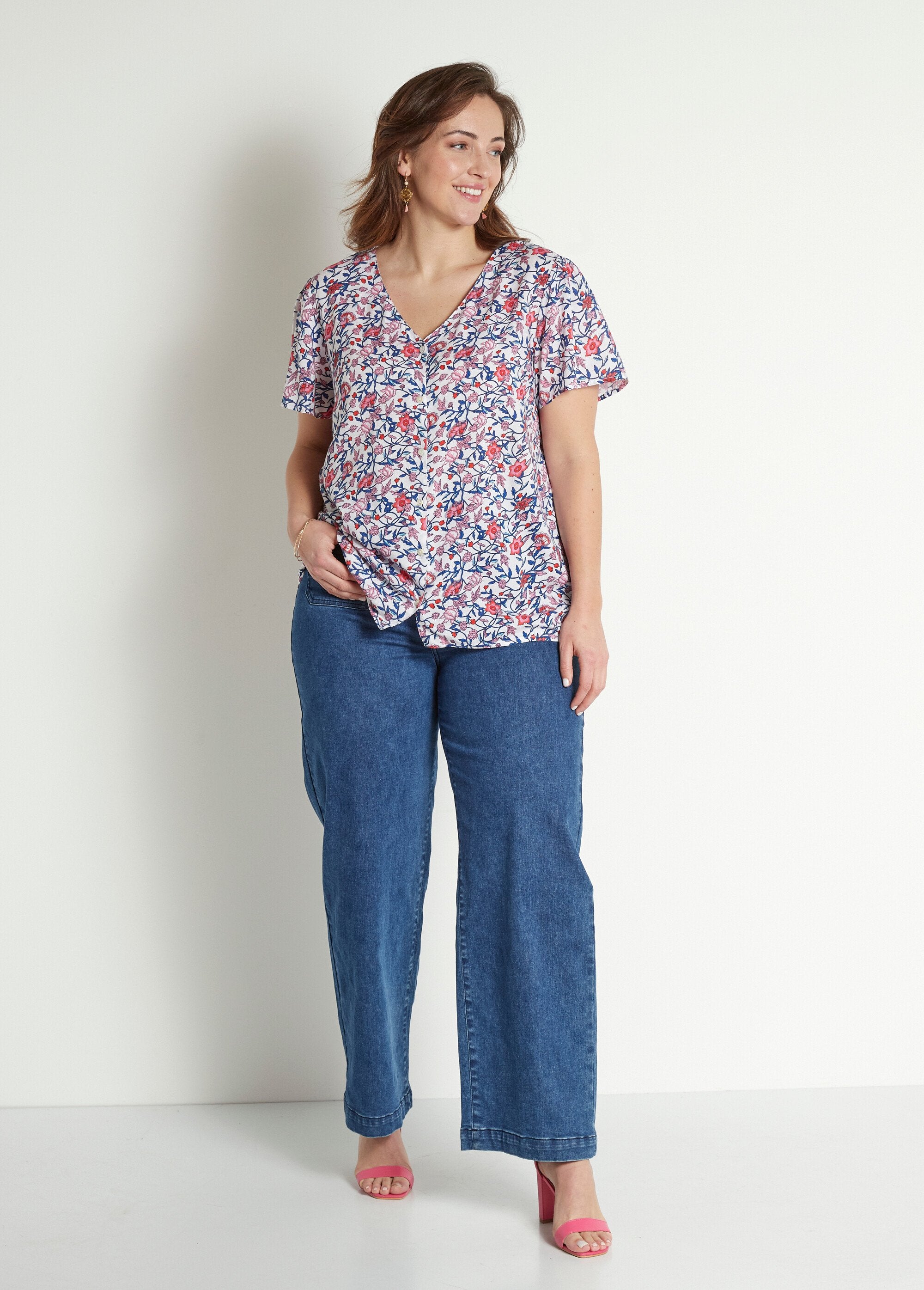 Blusa_floral_de_manga_corta_con_cuello_en_V_azul_y_rosa_SF1_curvy