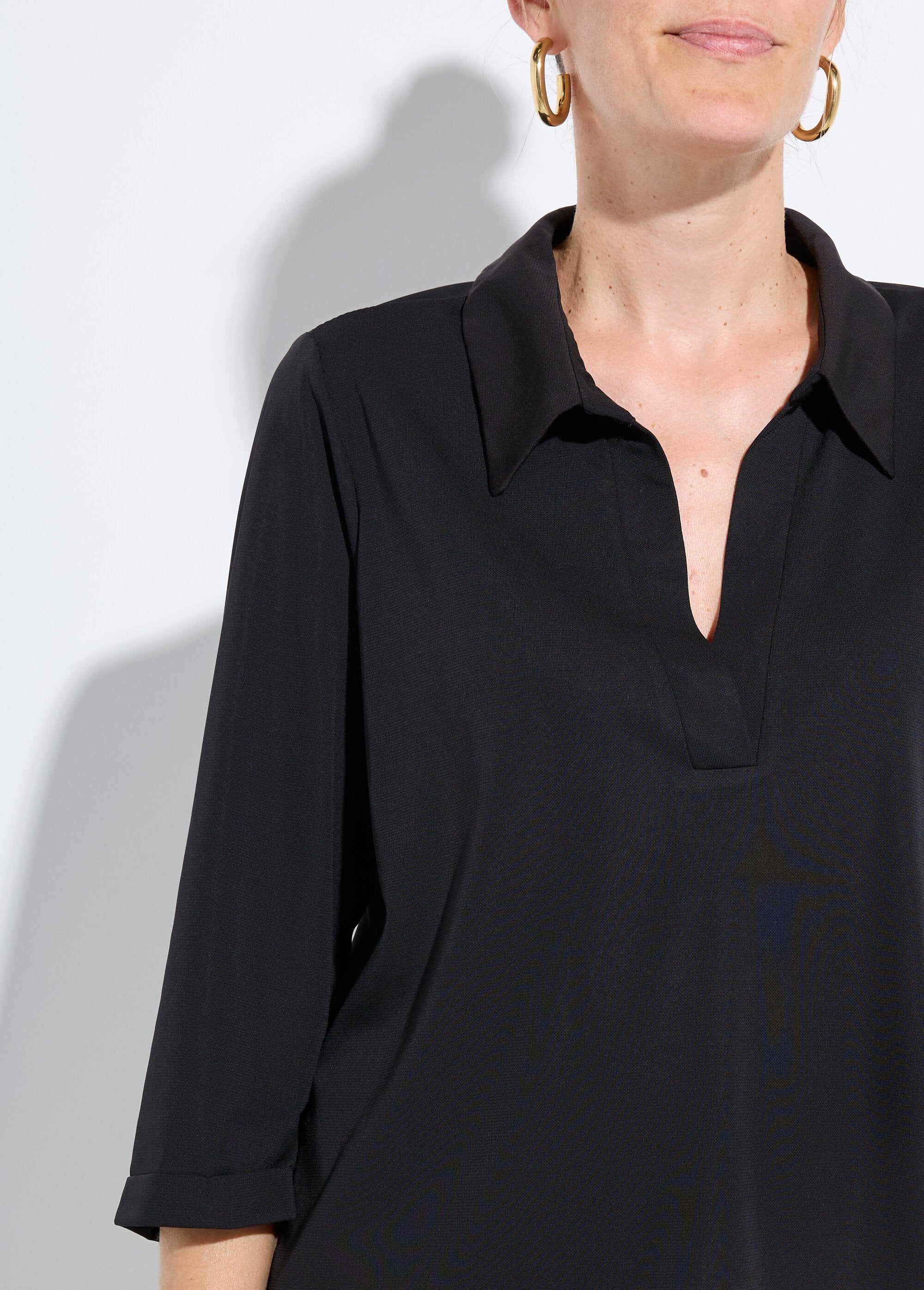 Blusa_fluida_y_sencilla_con_cuello_sastre_Negro_liso_DE1_slim