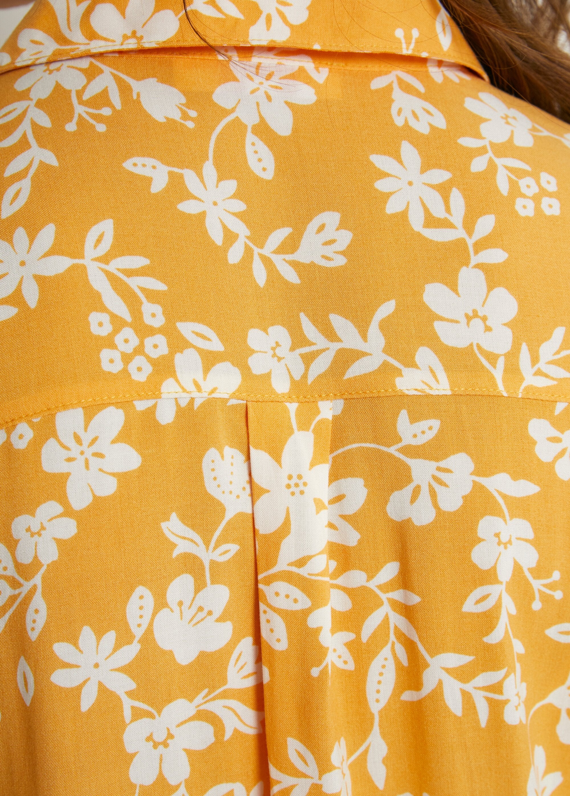Blusa_estampada_manga_3/4_espalda_larga_amarillo_y_blanco_DE5_slim