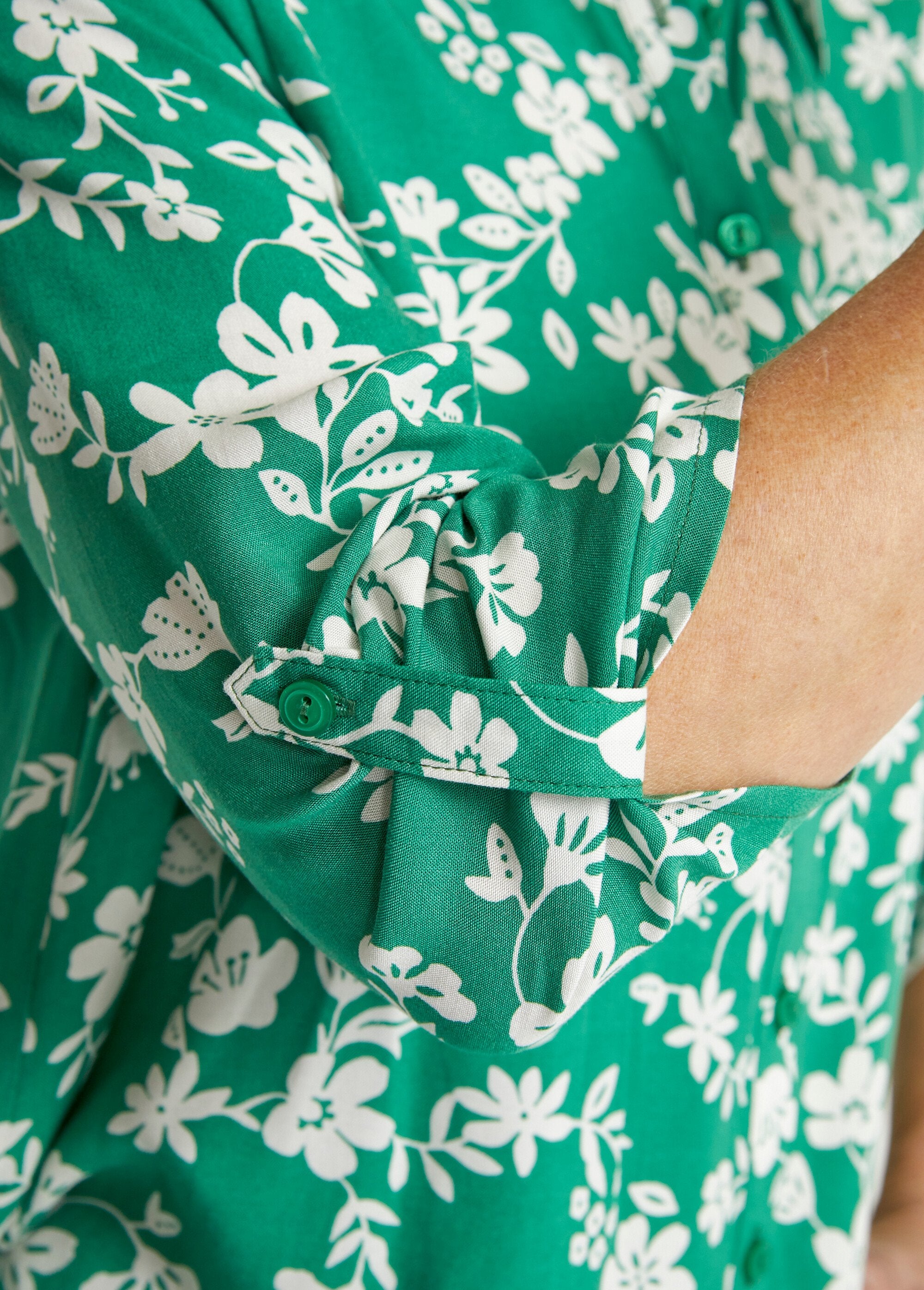 Blusa_estampada_con_mangas_3/4_y_espalda_más_larga._verde_y_blanco_DE3_slim