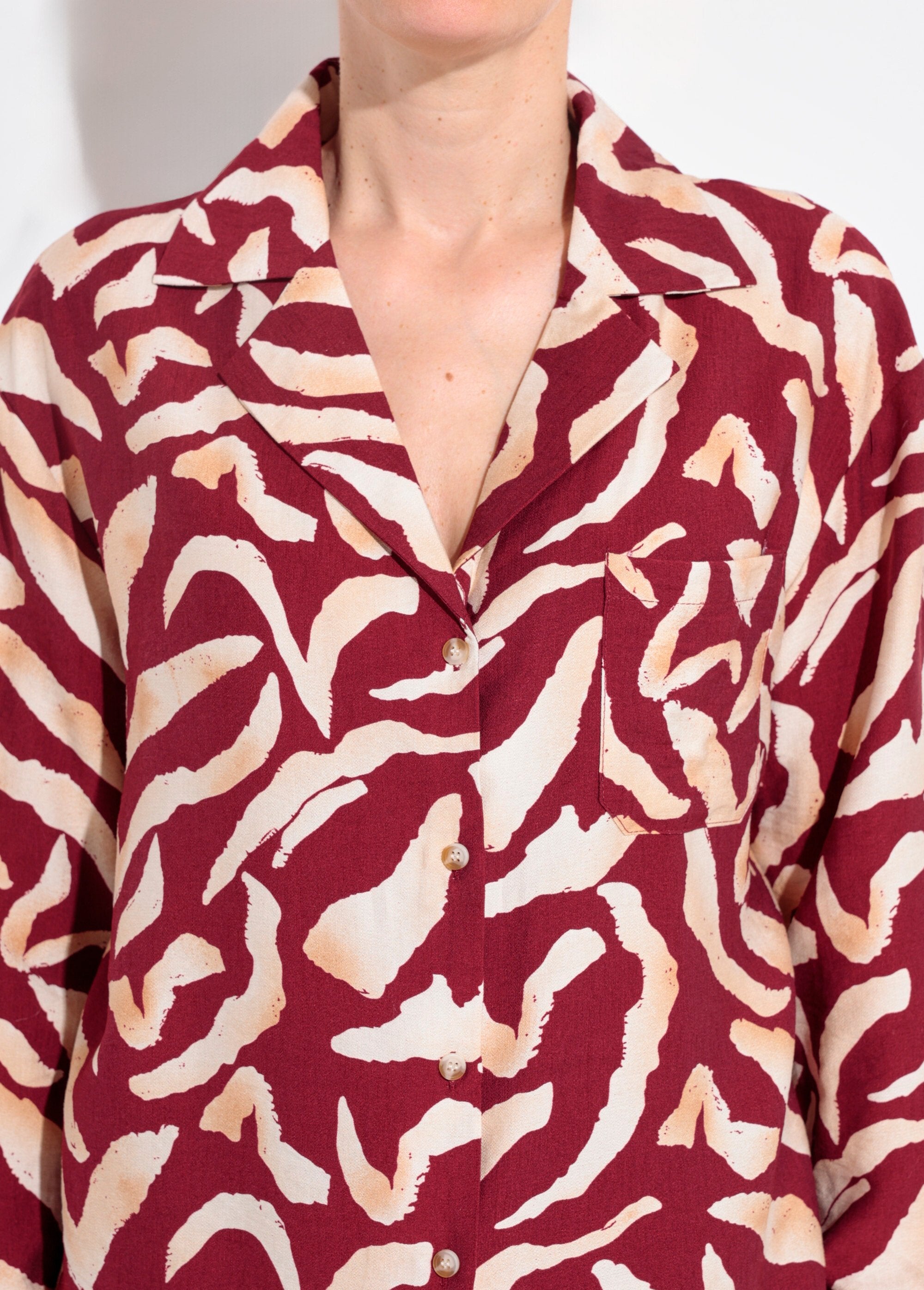 Blusa_con_estampado_gráfico_y_cuello_sastre_Burdeos_y_crudo_DE1_slim