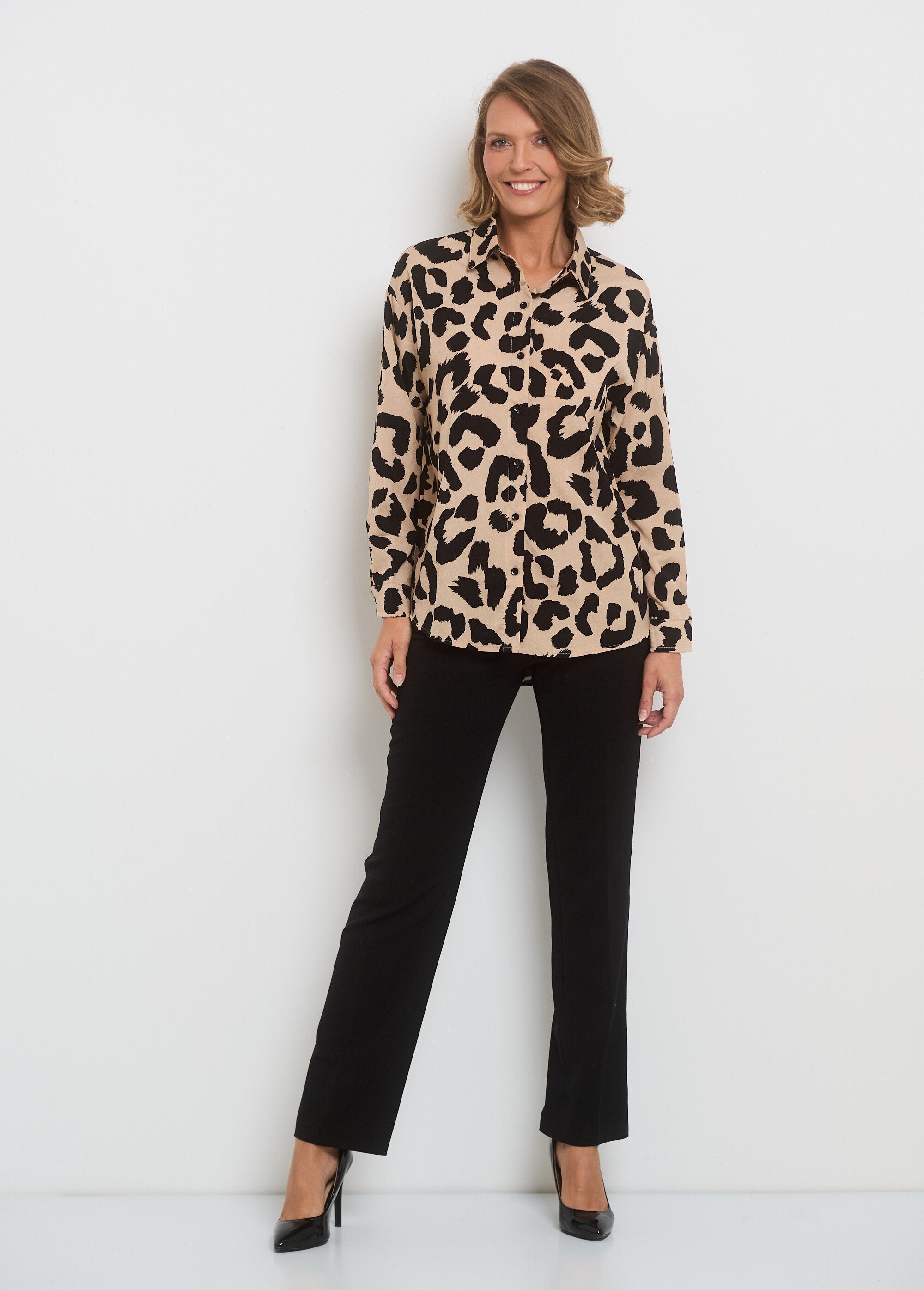 Elegante_blusa_con_estampado_de_leopardo_Beige_y_negro_SF1_slim