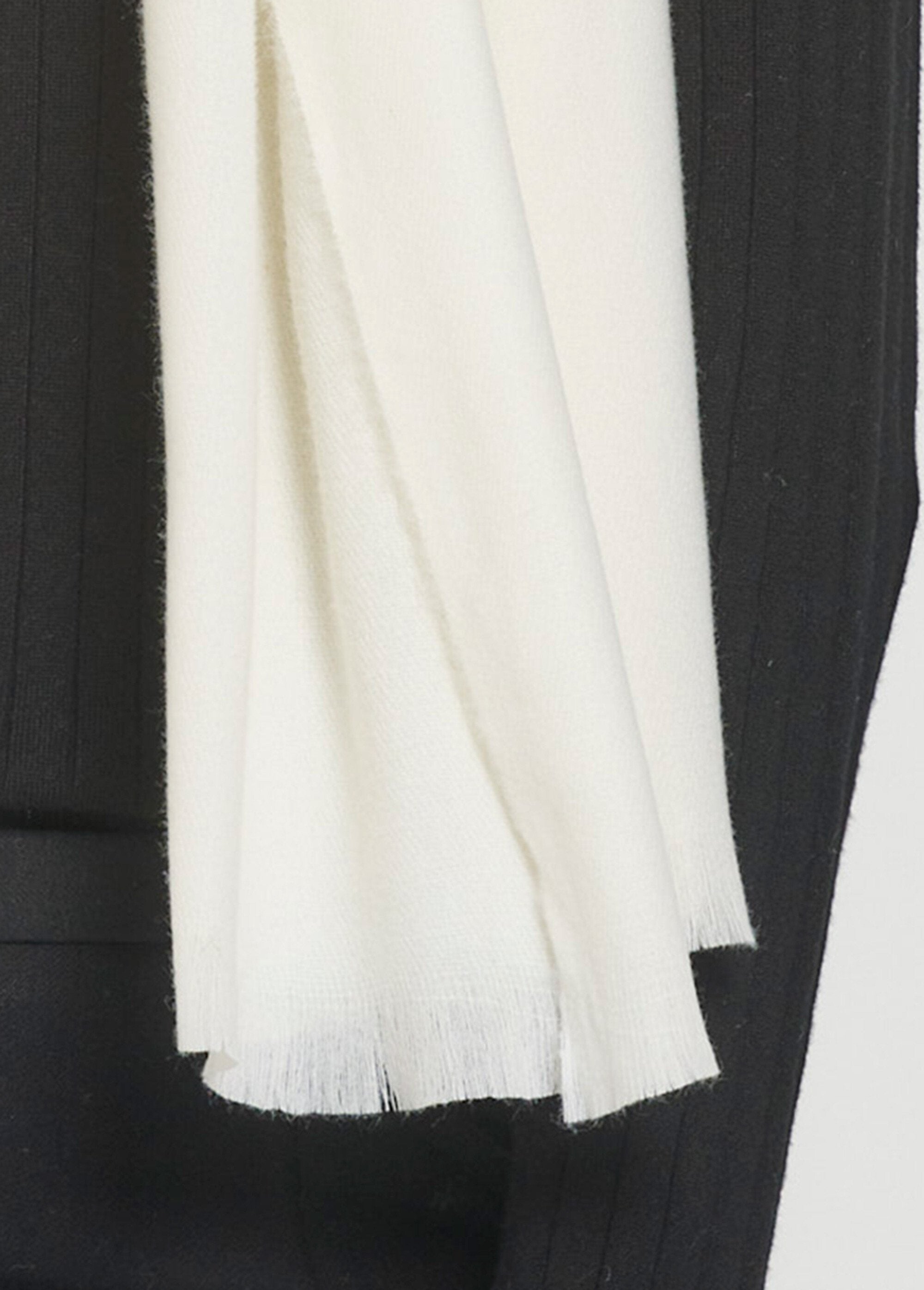 Bufanda_cálida_de_moda_con_pequeños_flecos_Crudo_DE1_slim