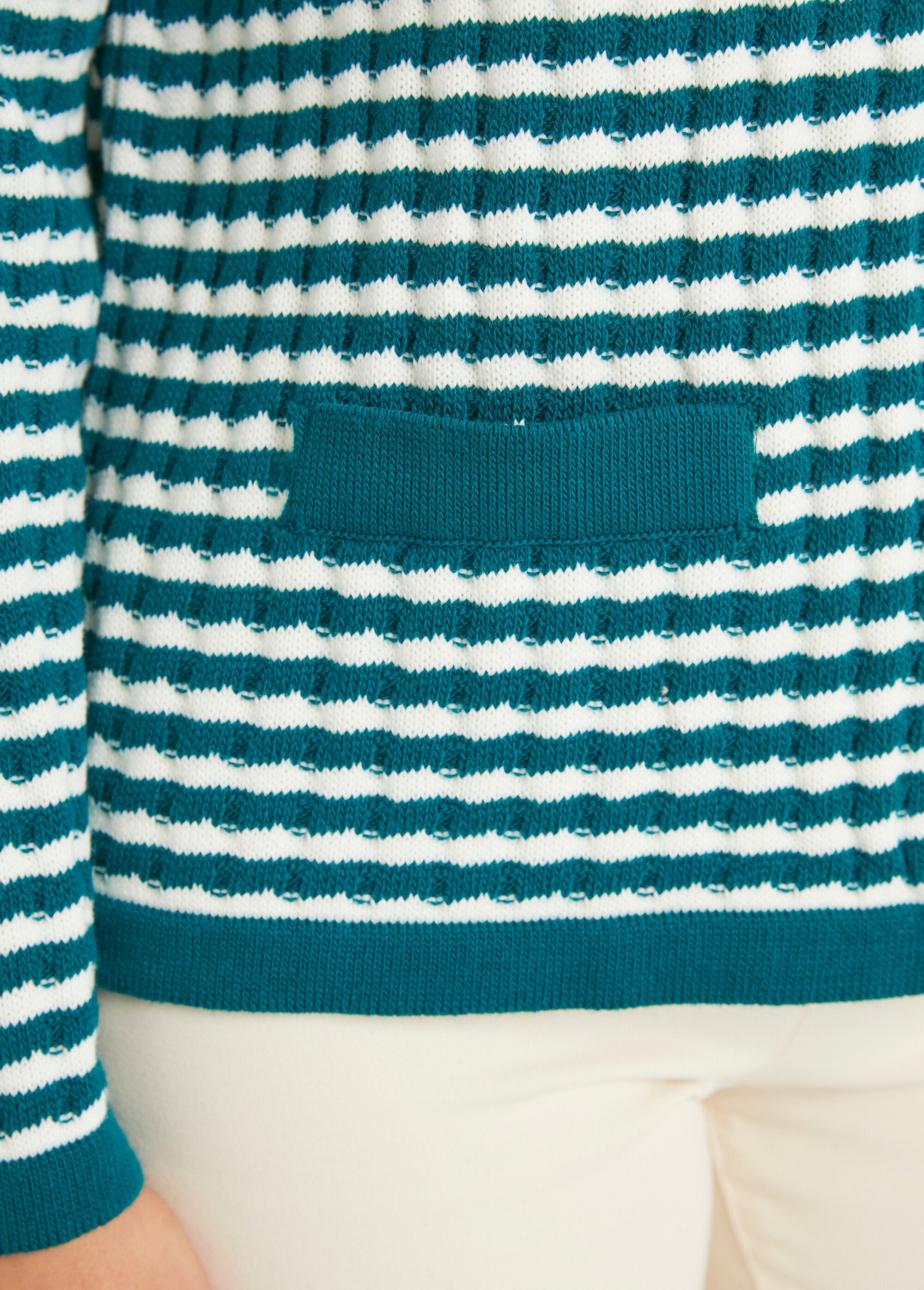 Cárdigan_abotonado_a_rayas_con_cuello_redondo_y_botones_dorados_Pato_y_crudo_DE4_slim