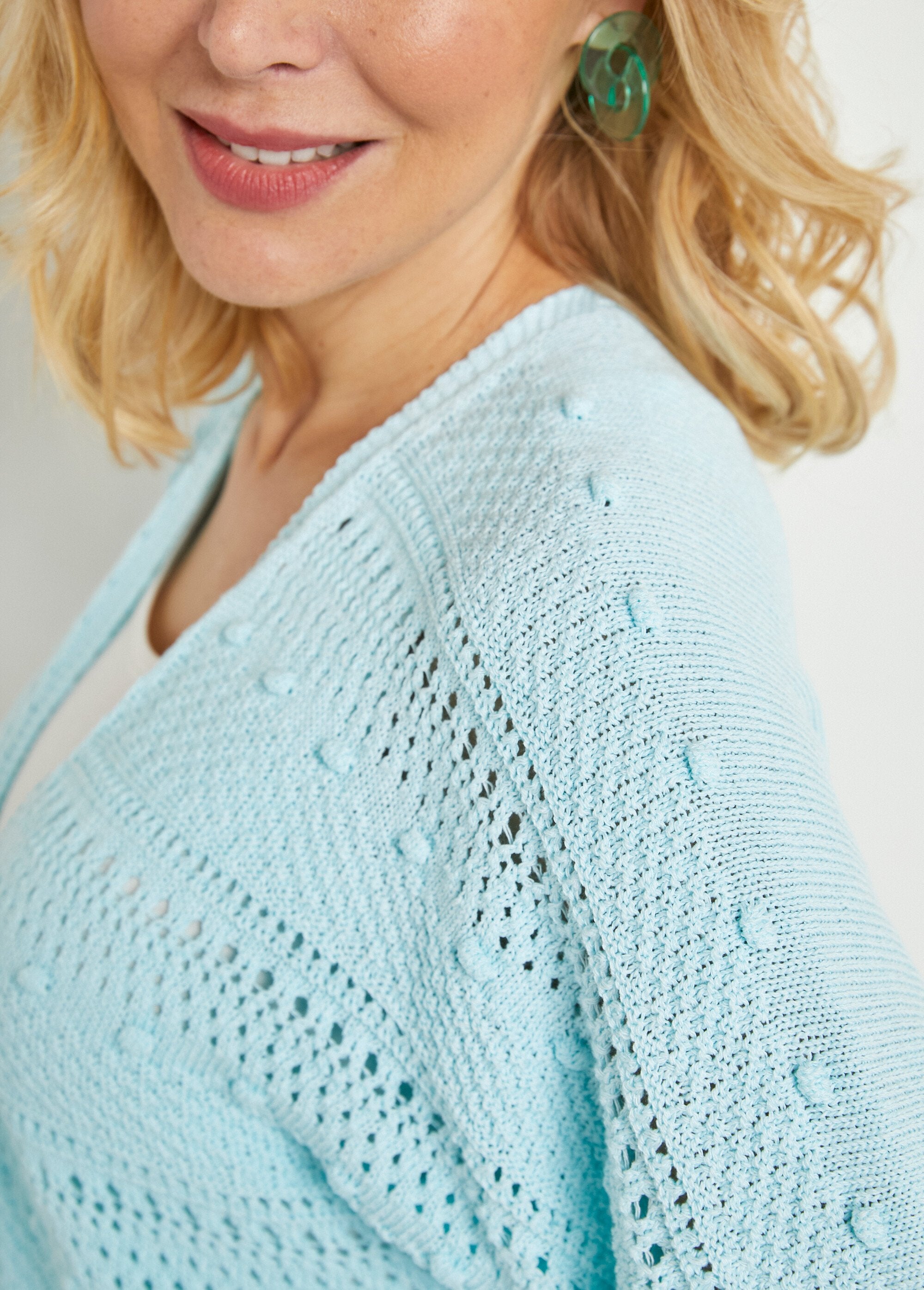 Chaleco_corto_calado_con_cuello_en_V_y_mangas_cortas._Agua_DE1_slim