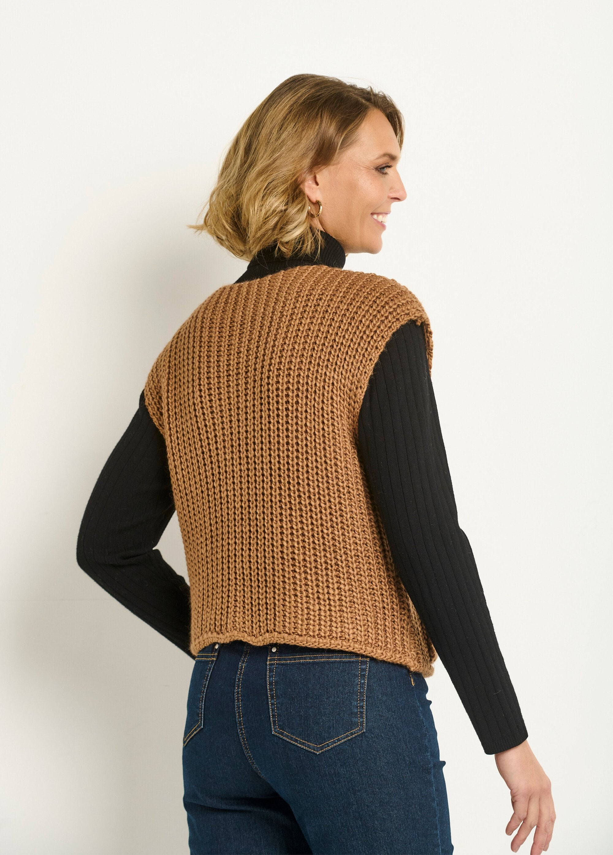 Chaqueta_de_punto_grueso_sin_mangas_camello_DO1_slim