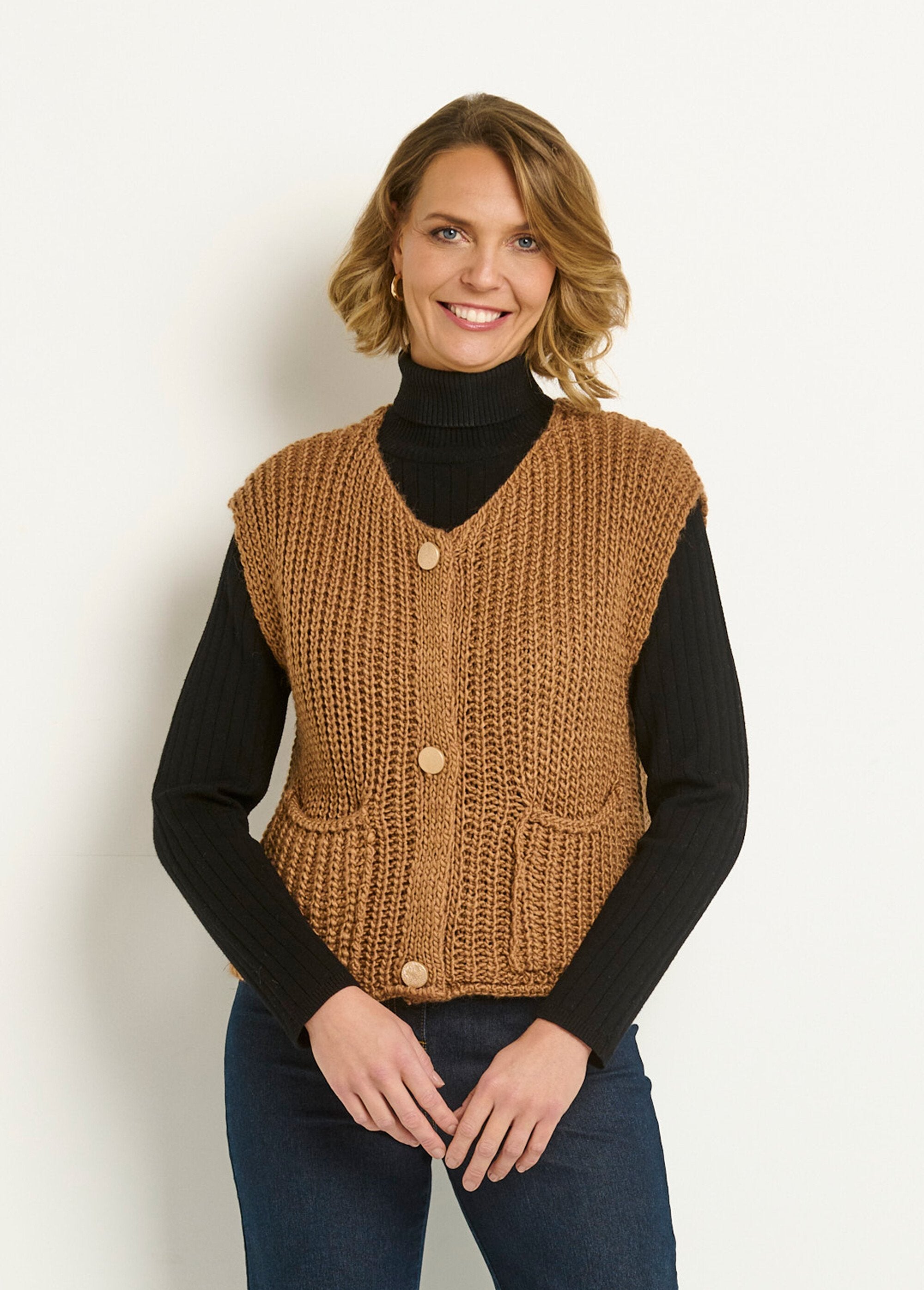 Chaqueta_de_punto_grueso_sin_mangas_camello_FA1_slim