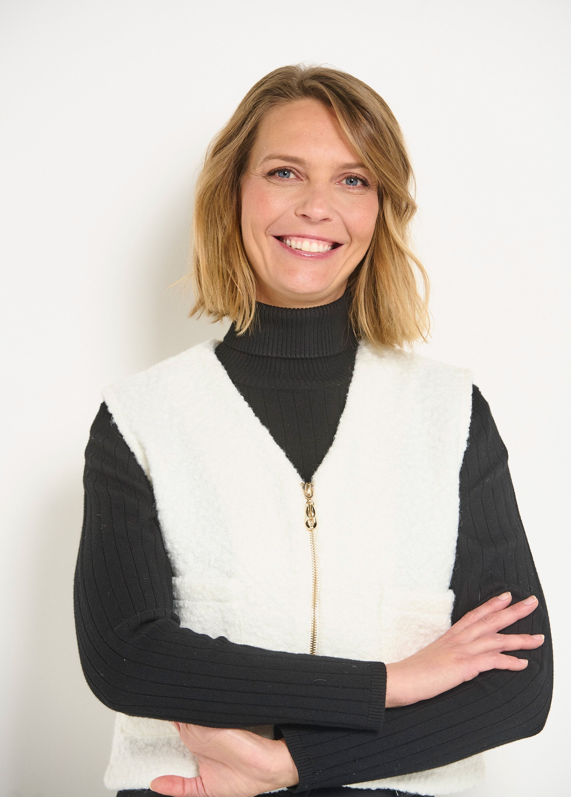 Chaleco_sin_mangas_con_cremallera_y_tacto_de_lana_Crudo_DE1_slim