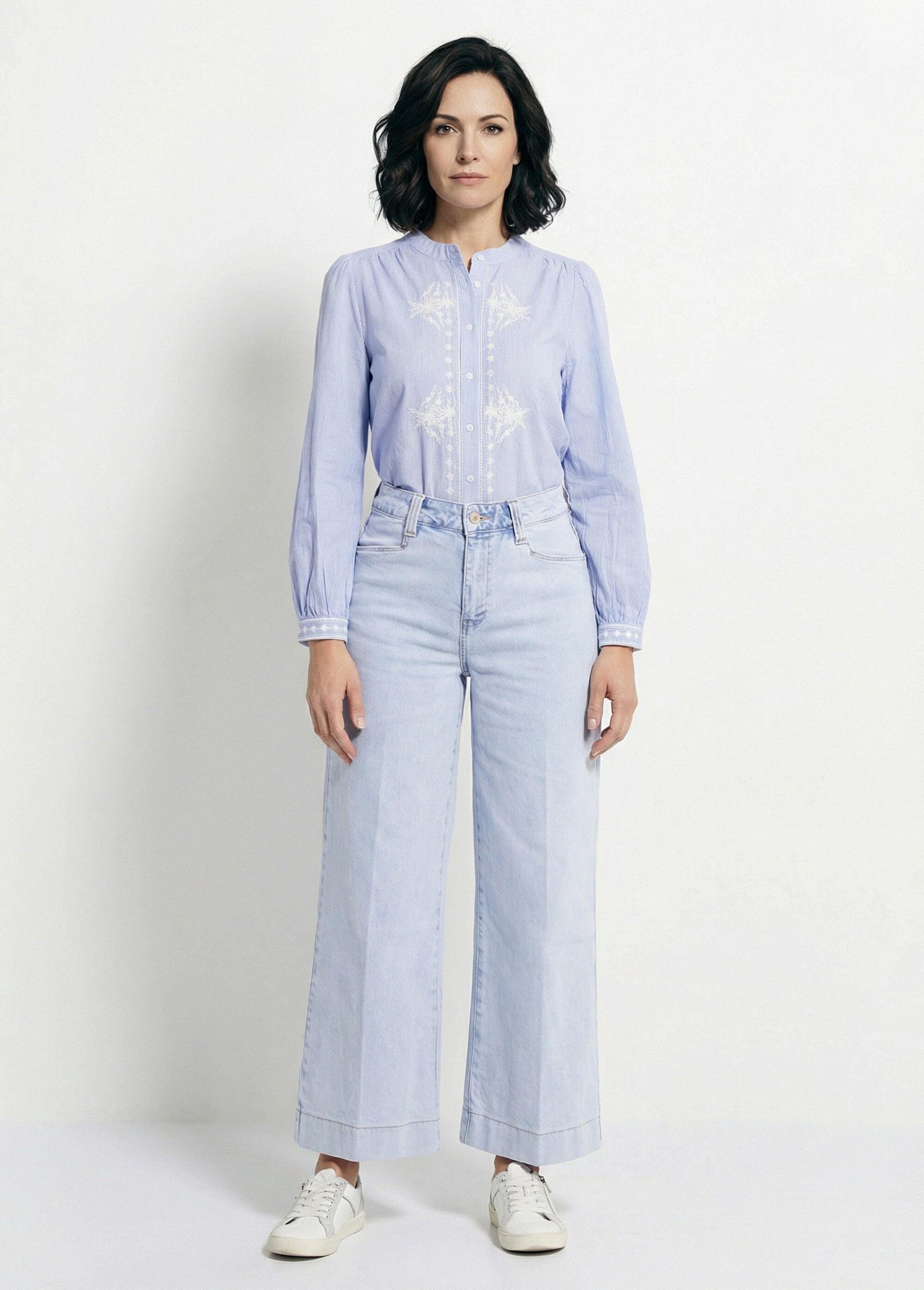 Vaqueros_de_pierna_ancha_y_5_bolsillos,_perfectos_para_mujeres_pequeñas._Azul_claro_SF1_slim