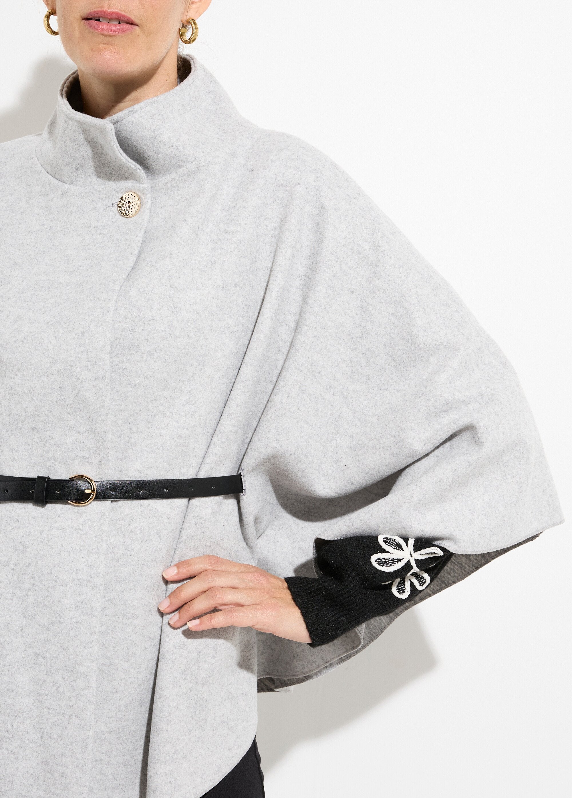 Abrigo_tipo_capa_con_cinturón_y_cuello_alto_Gris_claro_DE1_slim