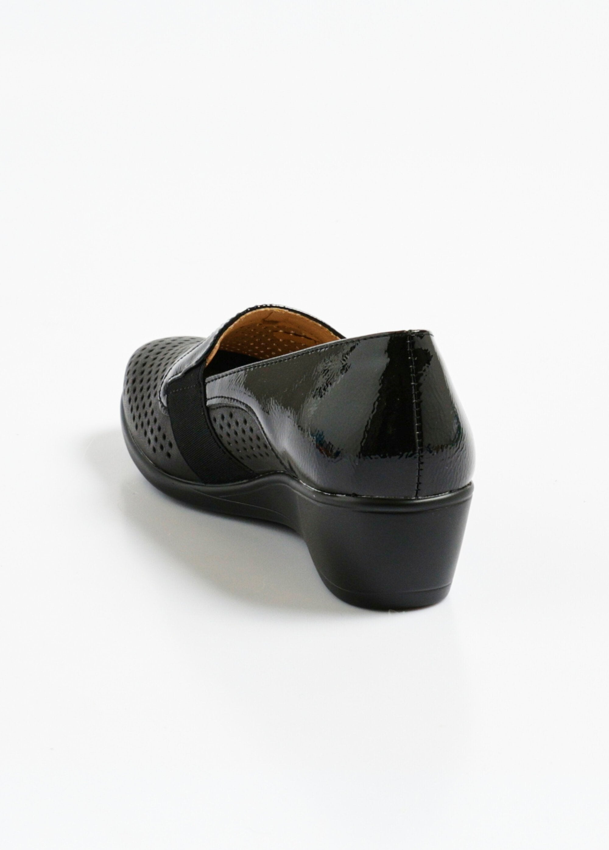 Mocasines_perforados_con_detalles_elegantes_Negro_DO1_slim