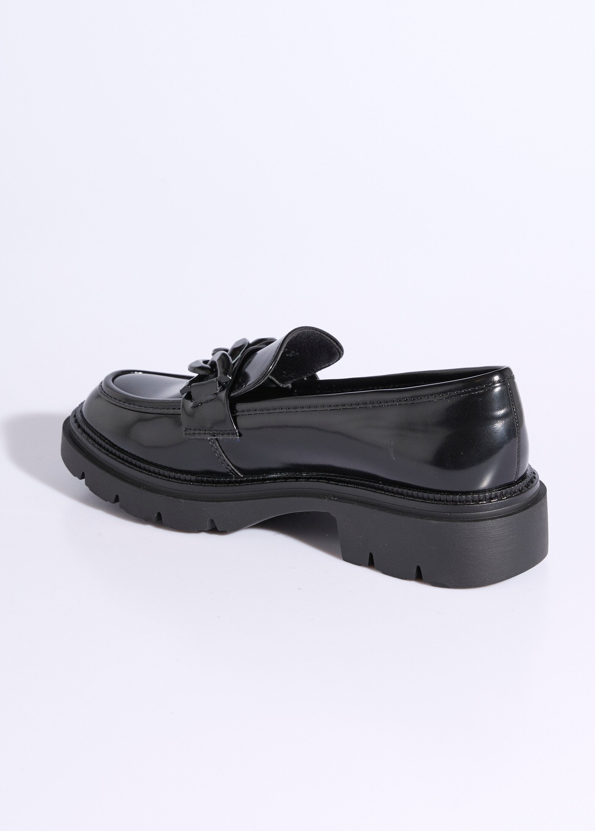 Mocasines_estilo_chunky_con_eslabones_metálicos_Negro_DO1_slim