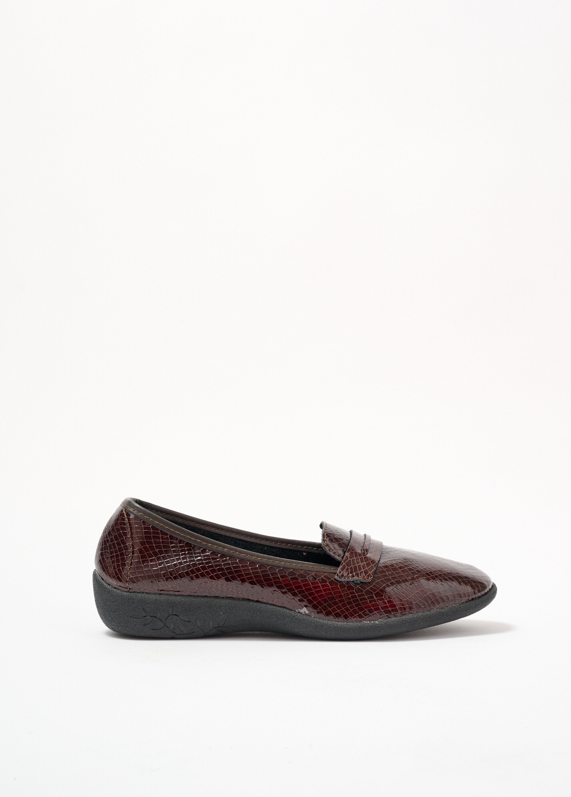 Mocasines_anchos_de_charol_efecto_cocodrilo_Castaño_DR1_slim