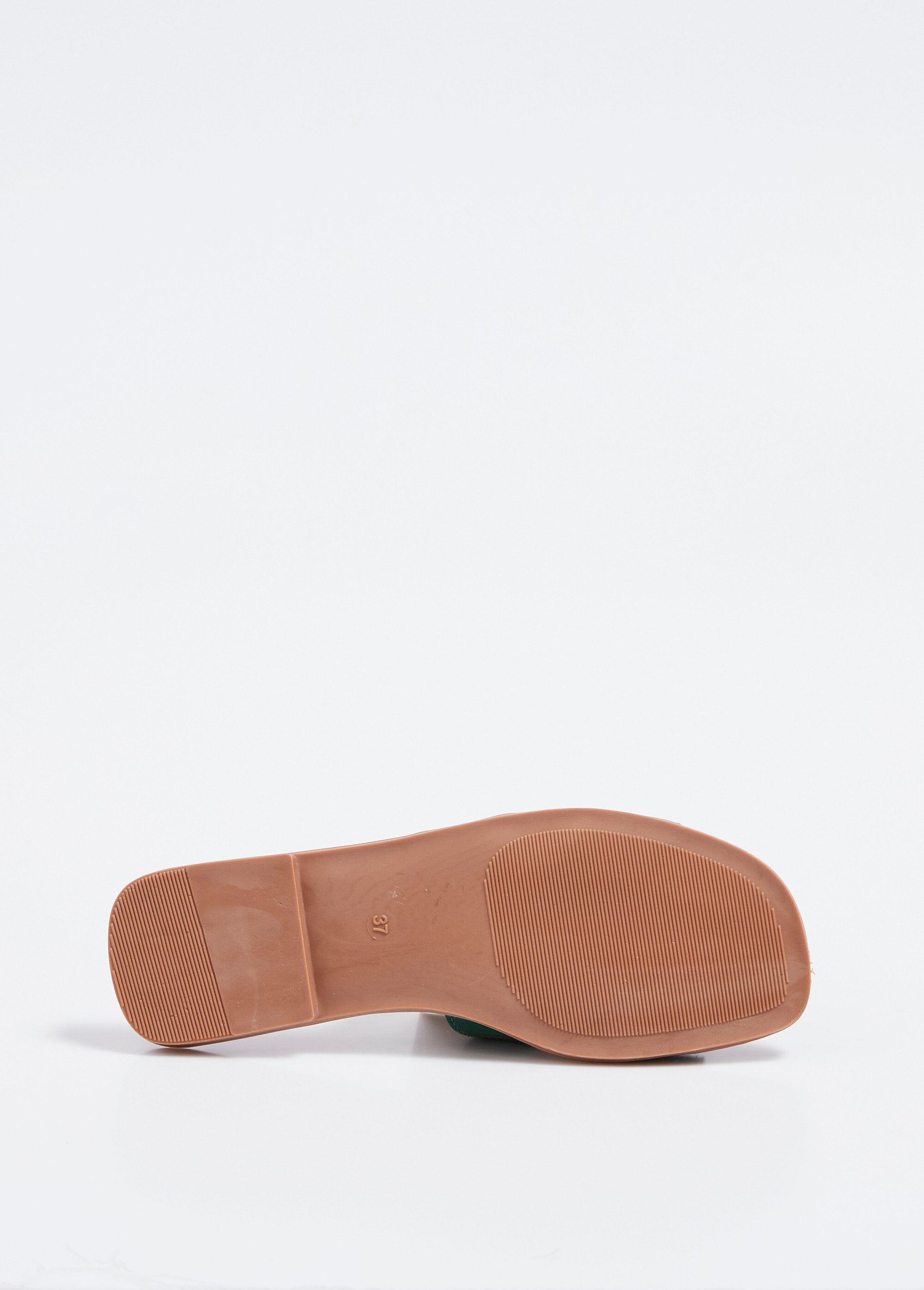 Mules_planos_de_charol,_imitación_cocodrilo_barniz_verde_UN1_slim