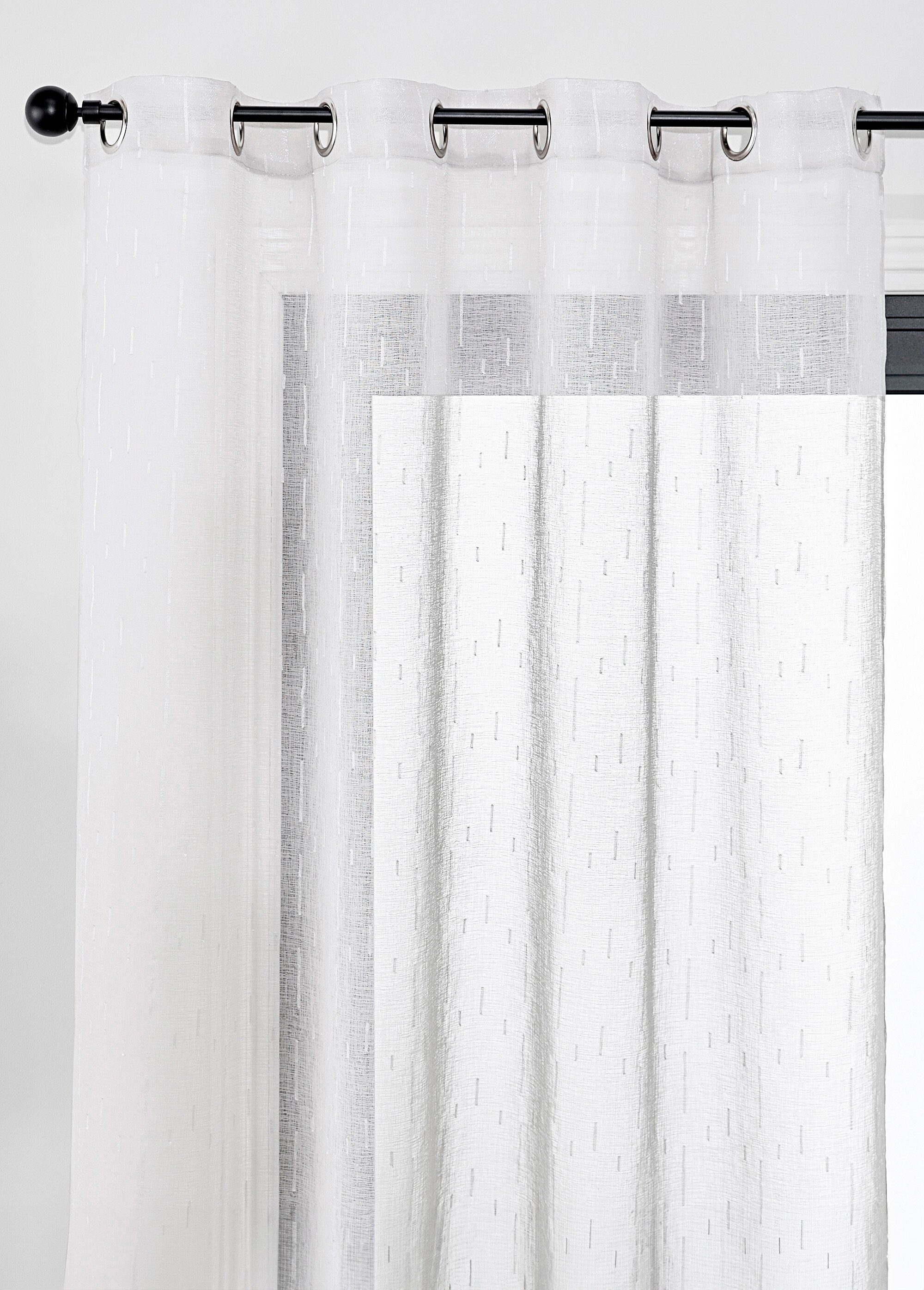 Panel_de_lino_con_hilos_cortados_y_acabado_de_ojales._Blanco_FA1_slim