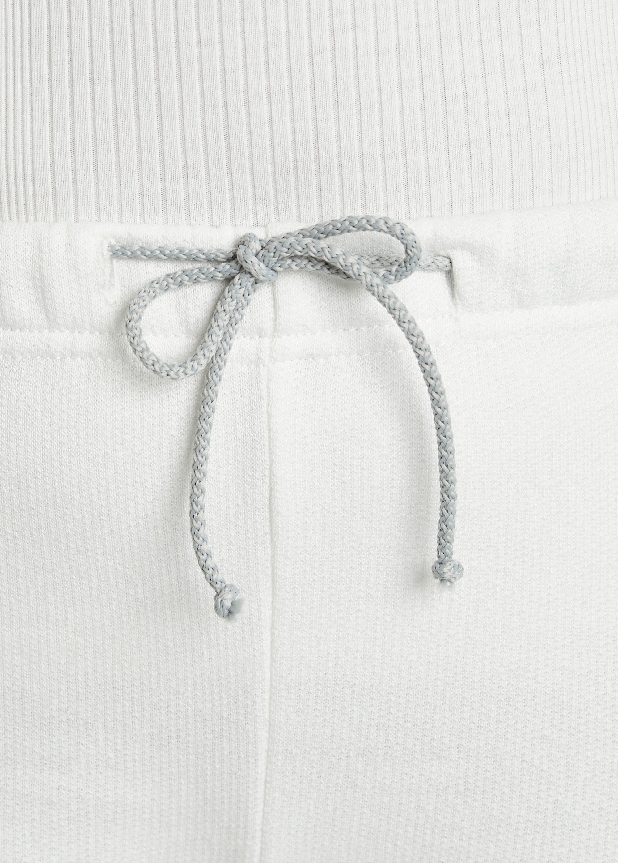 Pantalones_cortos_de_estar_por_casa_con_cinturilla_elástica_y_forro_polar._Blanco,_Blanca_DE2_curvy