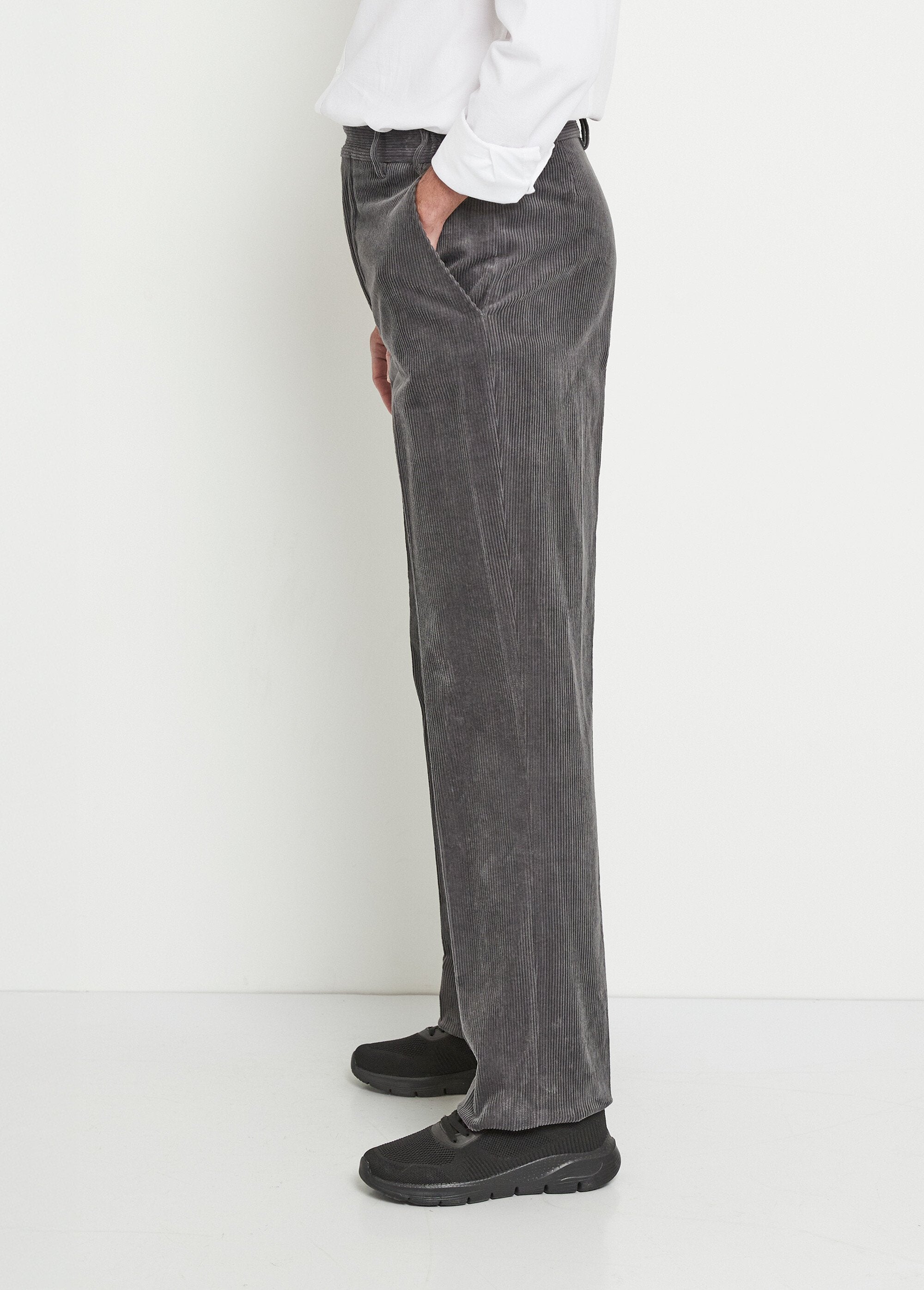 Pantalón_recto_con_cinturón_elástico_cómodo._Terciopelo_gris_GA1_slim