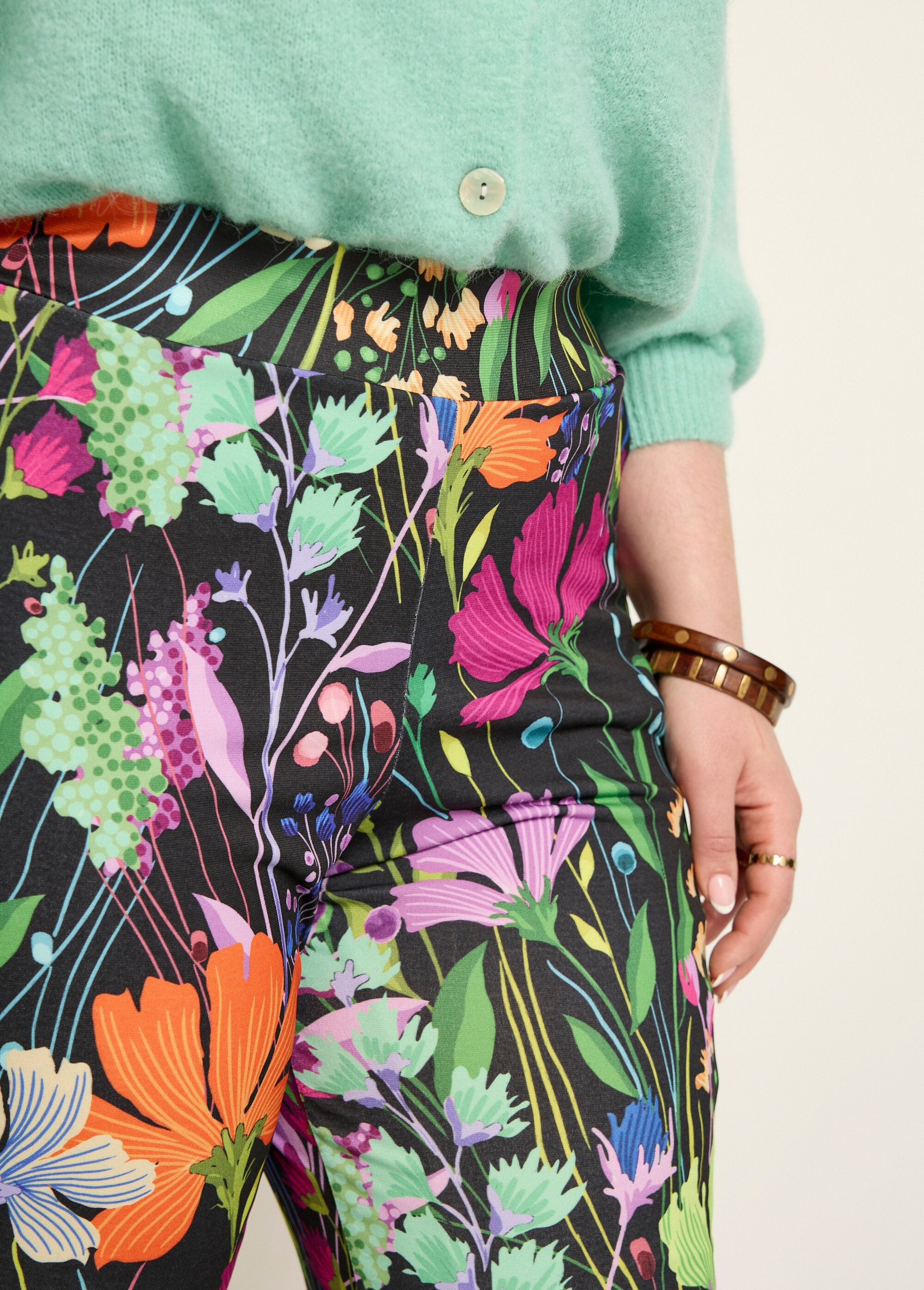 Pantalones_elásticos_fluidos,_estampado_floral_poético_Imprime_fondo_negro_DE1_curvy