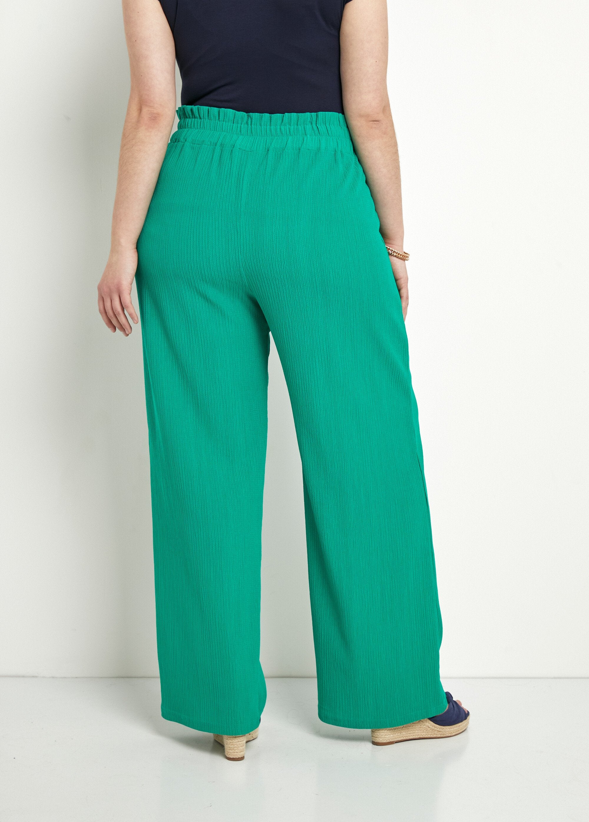 Pantalón_verde_con_cinturilla_elástica_ancha_y_malla_en_relieve_Verde_DO1_curvy