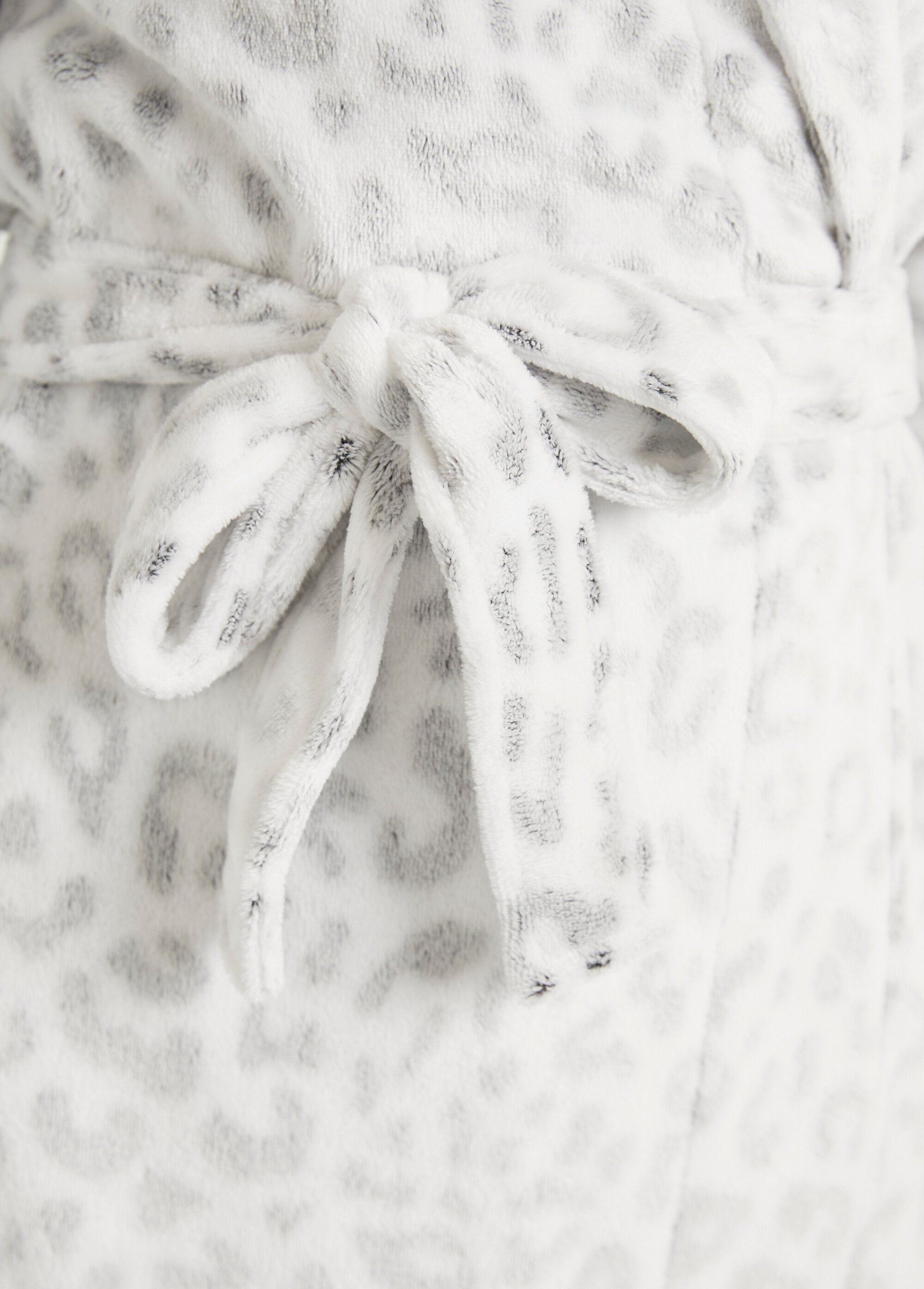 Cálido_albornoz_de_felpa_con_estampado_de_piel_de_animal_Blanco_y_gris_DE2_slim