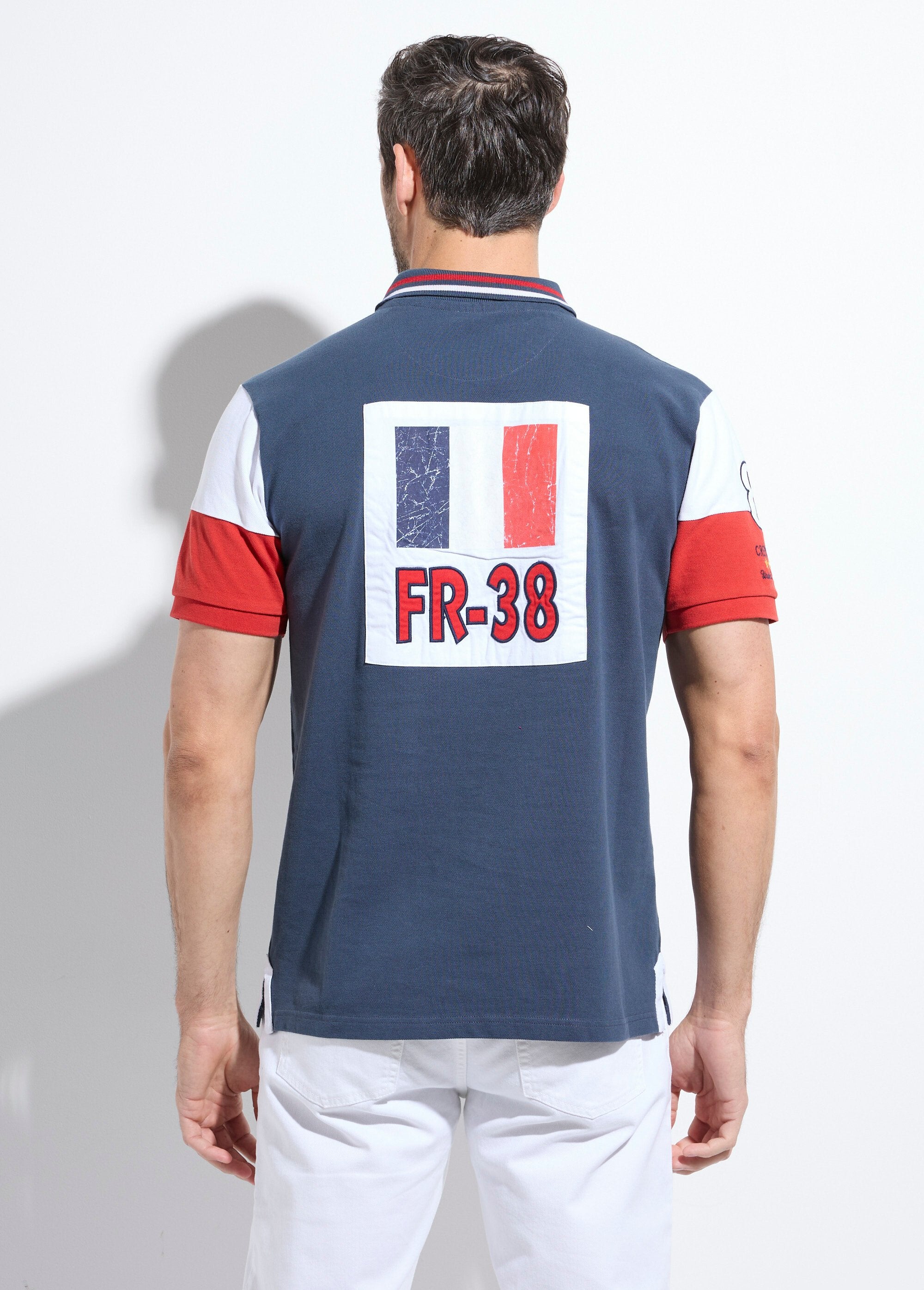 Polo_tricolor_con_elegantes_detalles_deportivos_Marina_DO1_slim