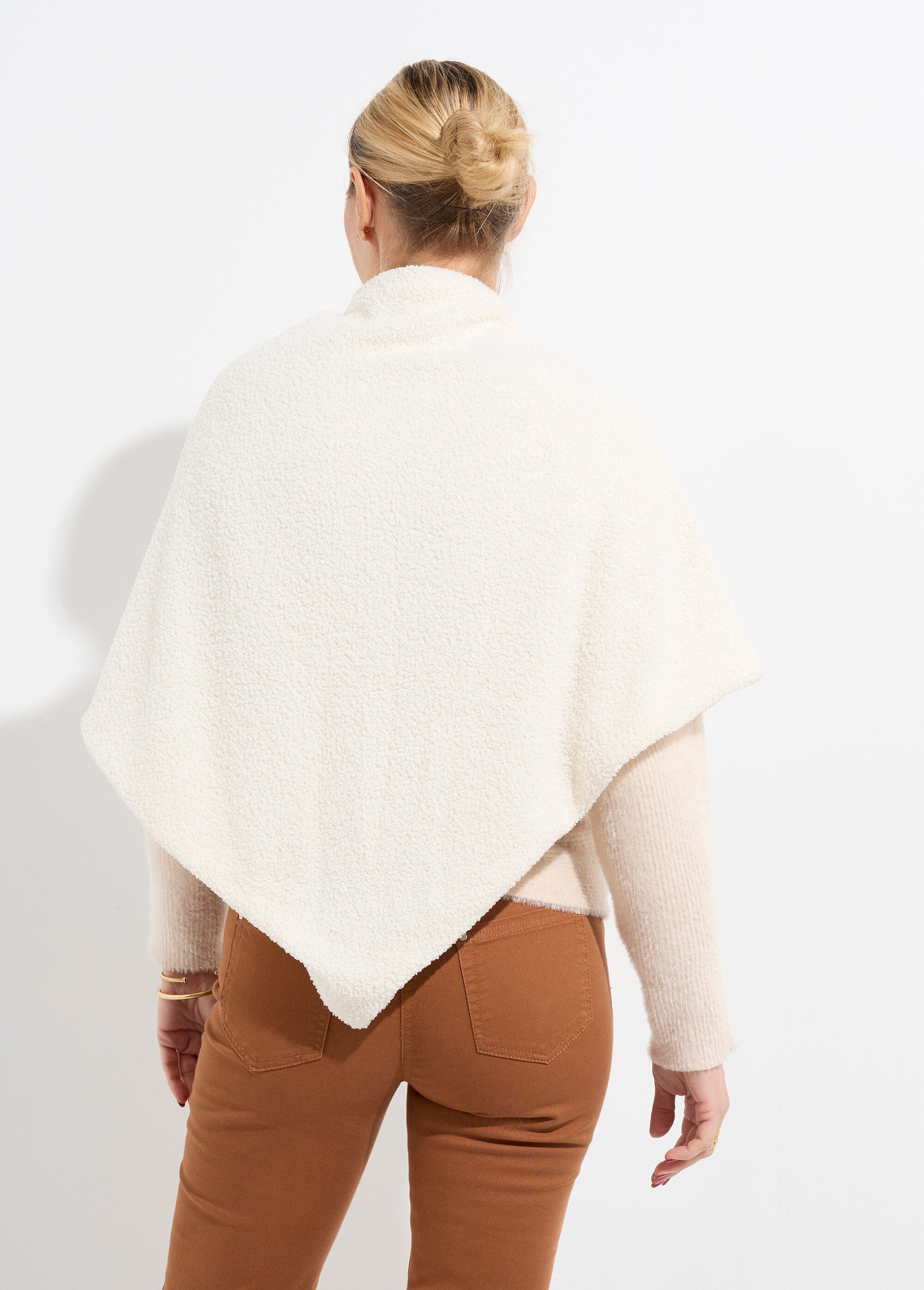 Poncho_de_tacto_lanoso_con_cadena_metálica_Beige_DO1_slim
