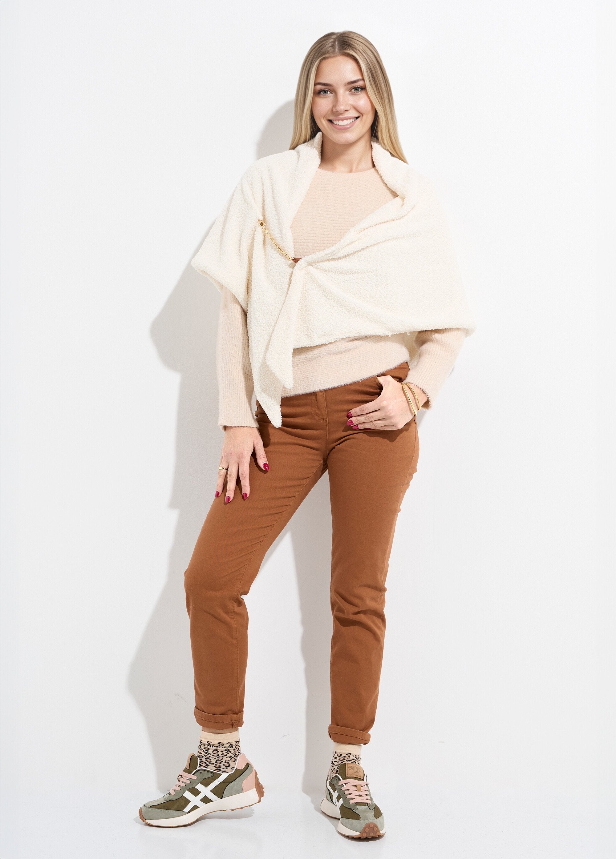 Poncho_de_tacto_lanoso_con_cadena_metálica_Beige_SF1_slim