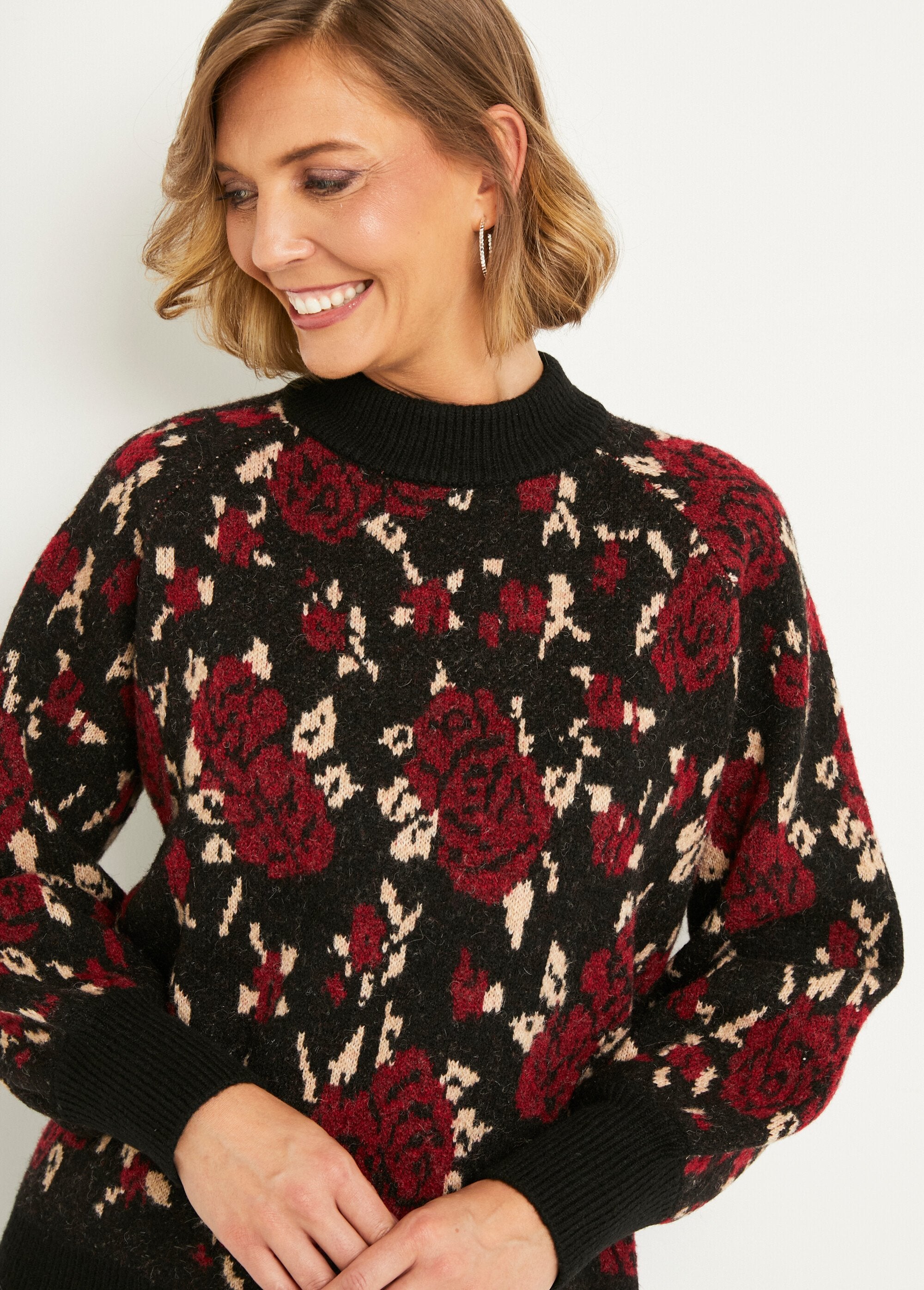 Cálido_jersey_raglán_de_cuello_alto_en_jacquard_floral_Negro_y_rojo_DE1_slim