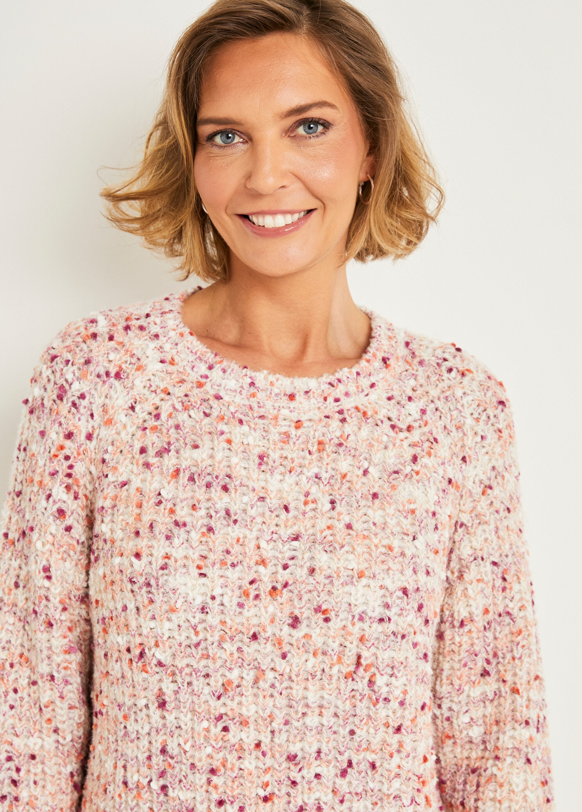 Cálido_jersey_de_cuello_redondo_de_punto_con_cuentas_Beige_DE1_slim