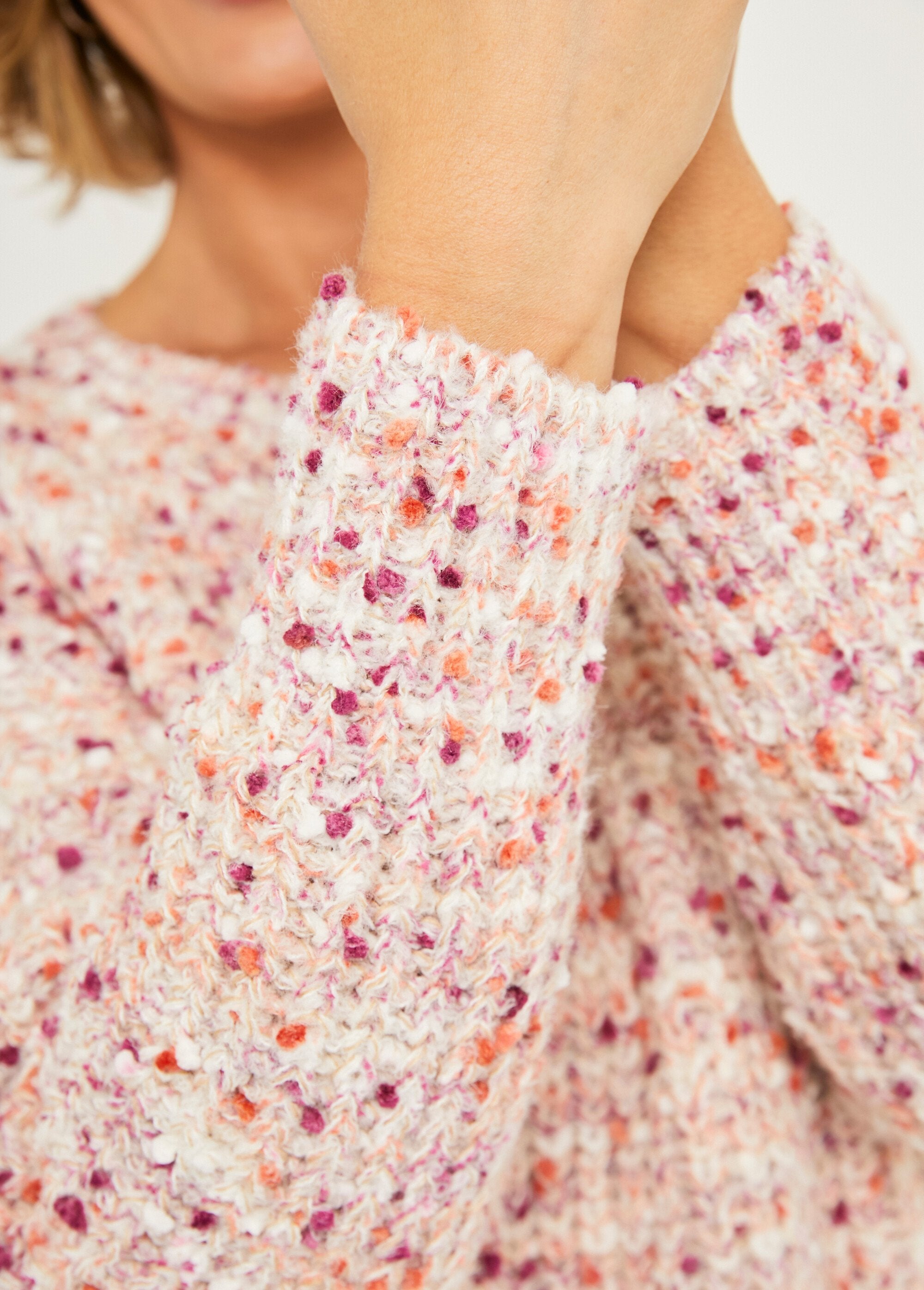 Cálido_jersey_de_cuello_redondo_de_punto_con_cuentas_Beige_DE2_slim