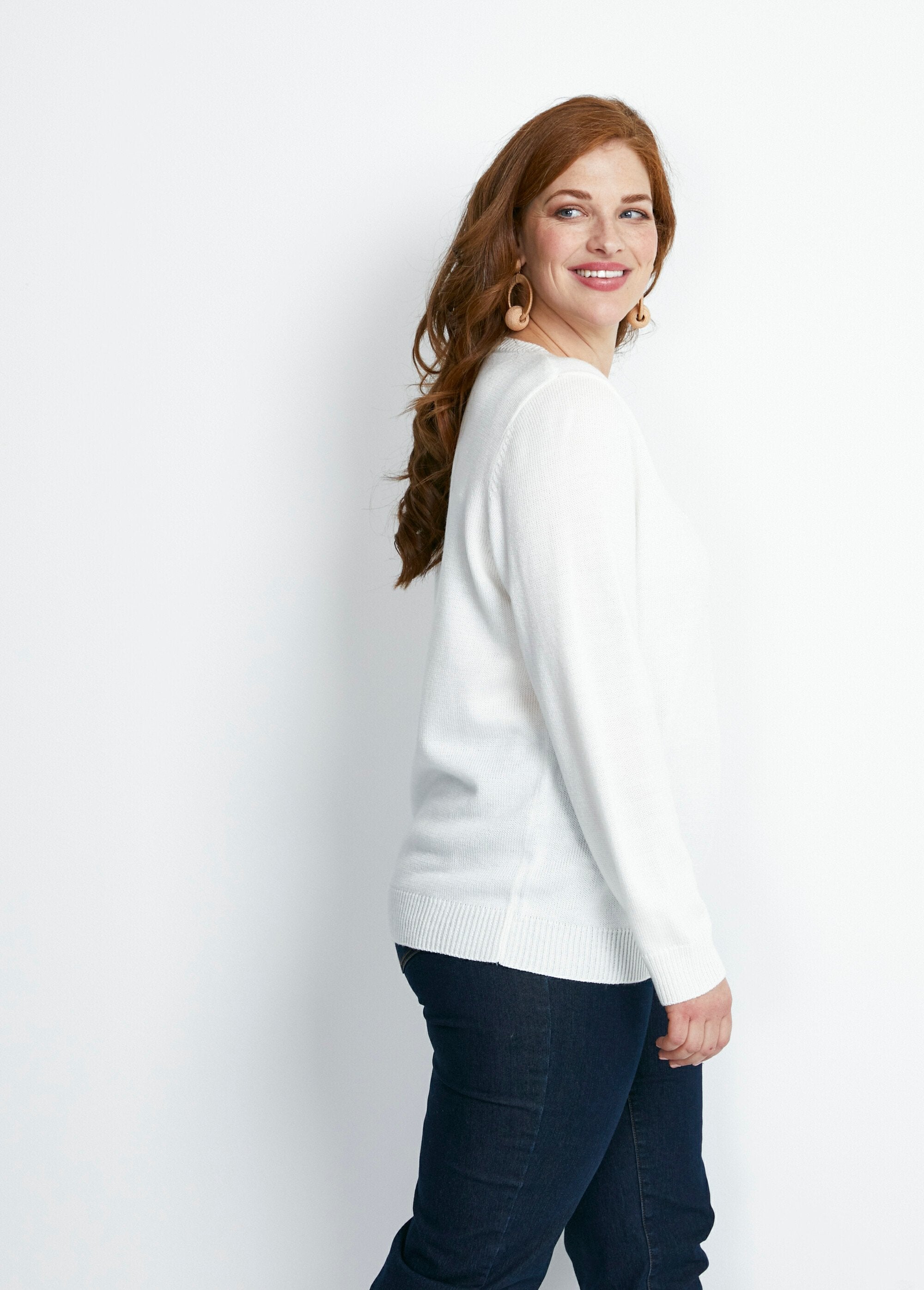 Jersey_de_fantasía_con_cuello_redondo_calado_y_pedrería_Crudo_DR1_curvy