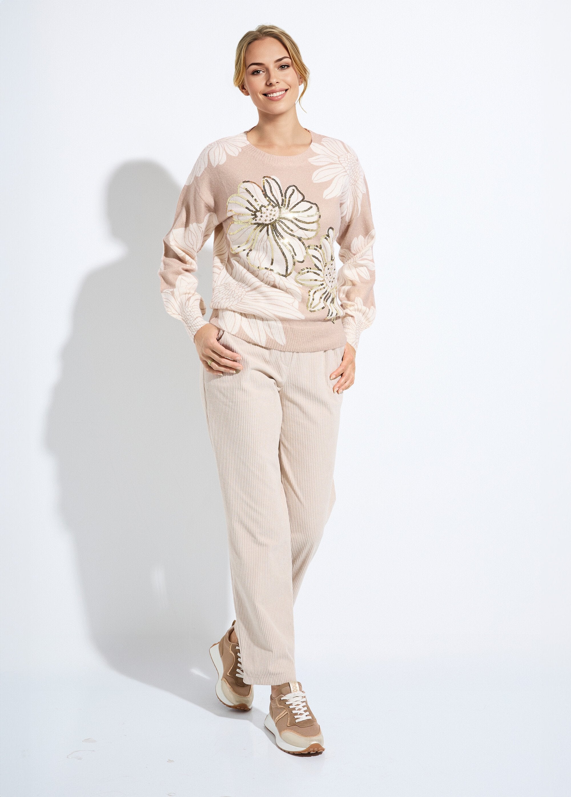 Suéter_fino_con_estampado_floral_y_lentejuelas_y_cuello_redondo._Beige_SF1_slim