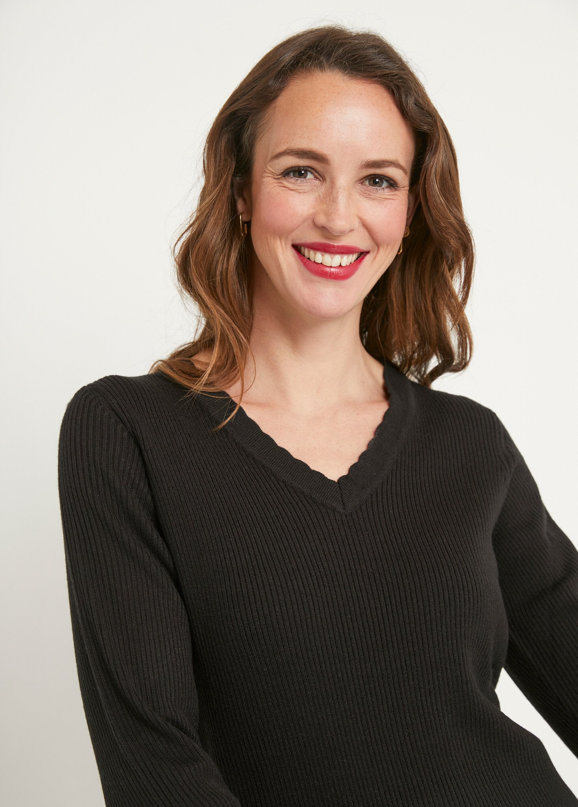 Jersey_de_punto_liso_fino_con_cuello_en_V_Negro_DE2_slim