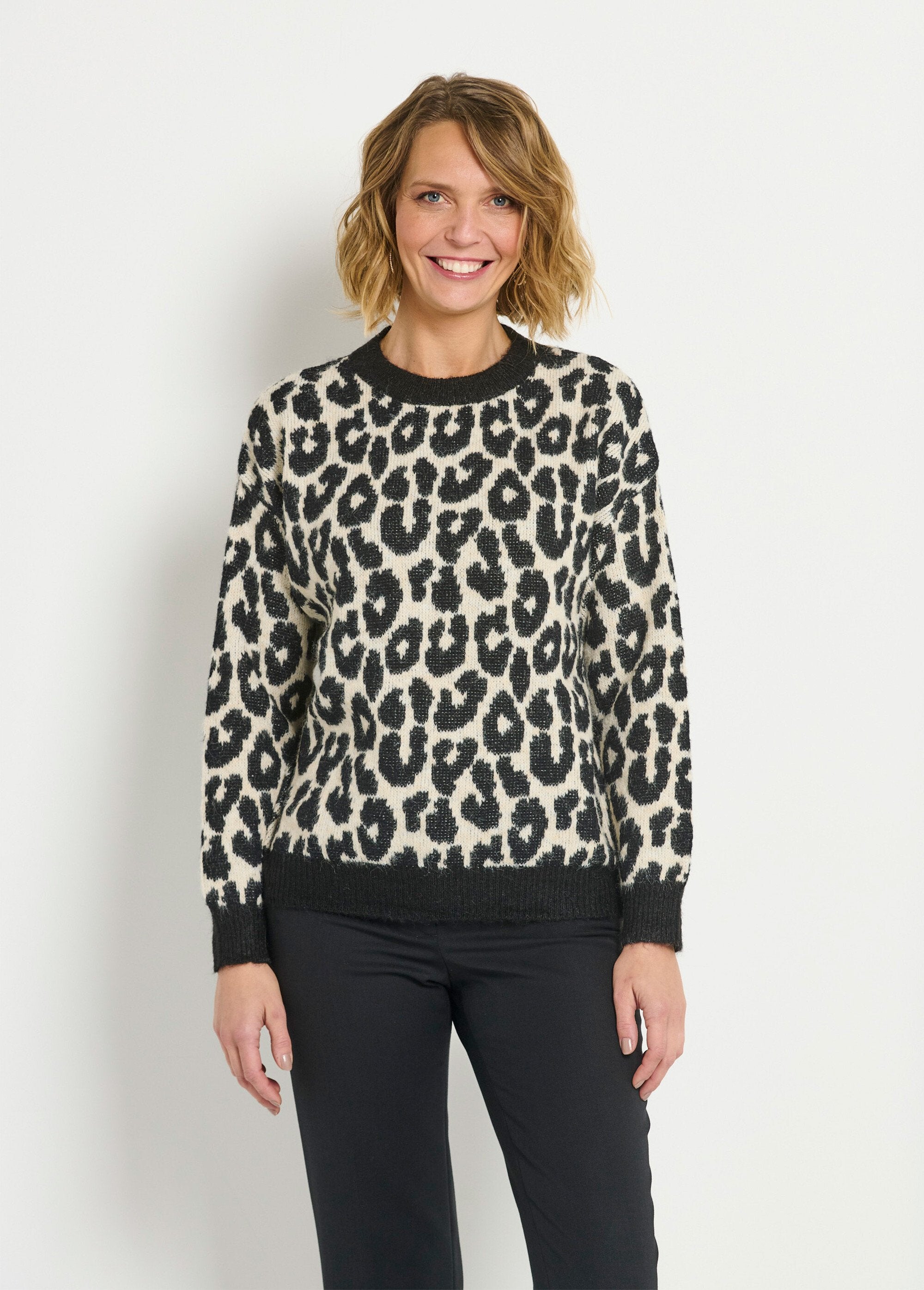 Cálido_jersey_de_leopardo_con_cuello_redondo_y_lana_Leopardo_FA1_slim