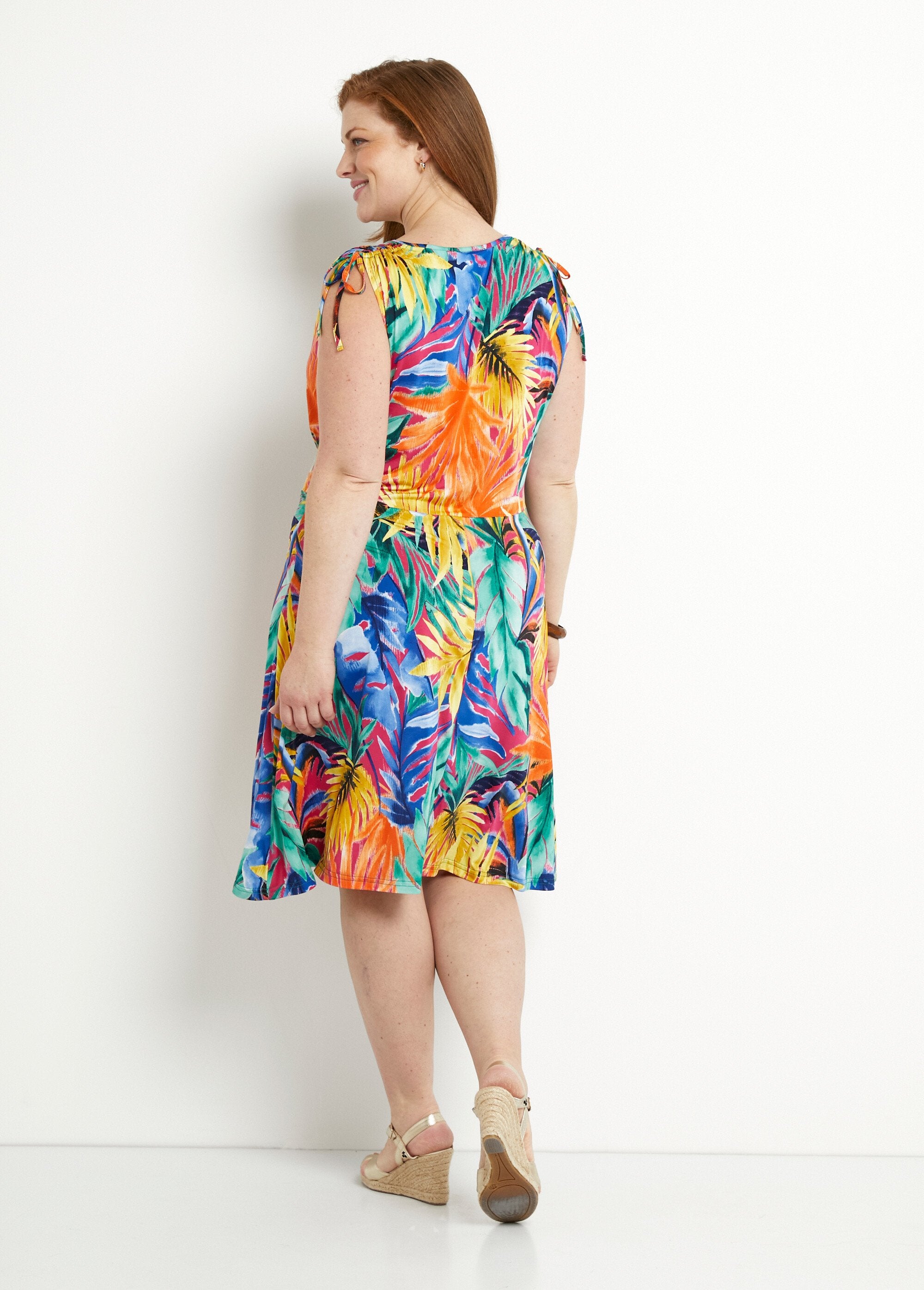 Vestido_corto_cruzado_con_estampado_tropical_Multicolor_DO1_curvy