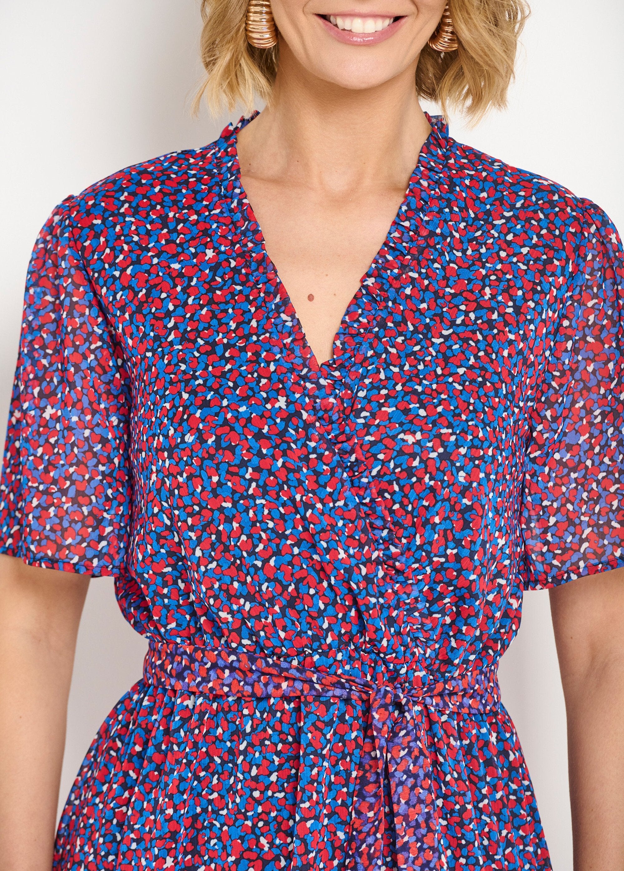 Vestido_cruzado_de_gasa_con_estampado_gráfico_y_volantes_azul_marino_y_rojo_DE1_slim