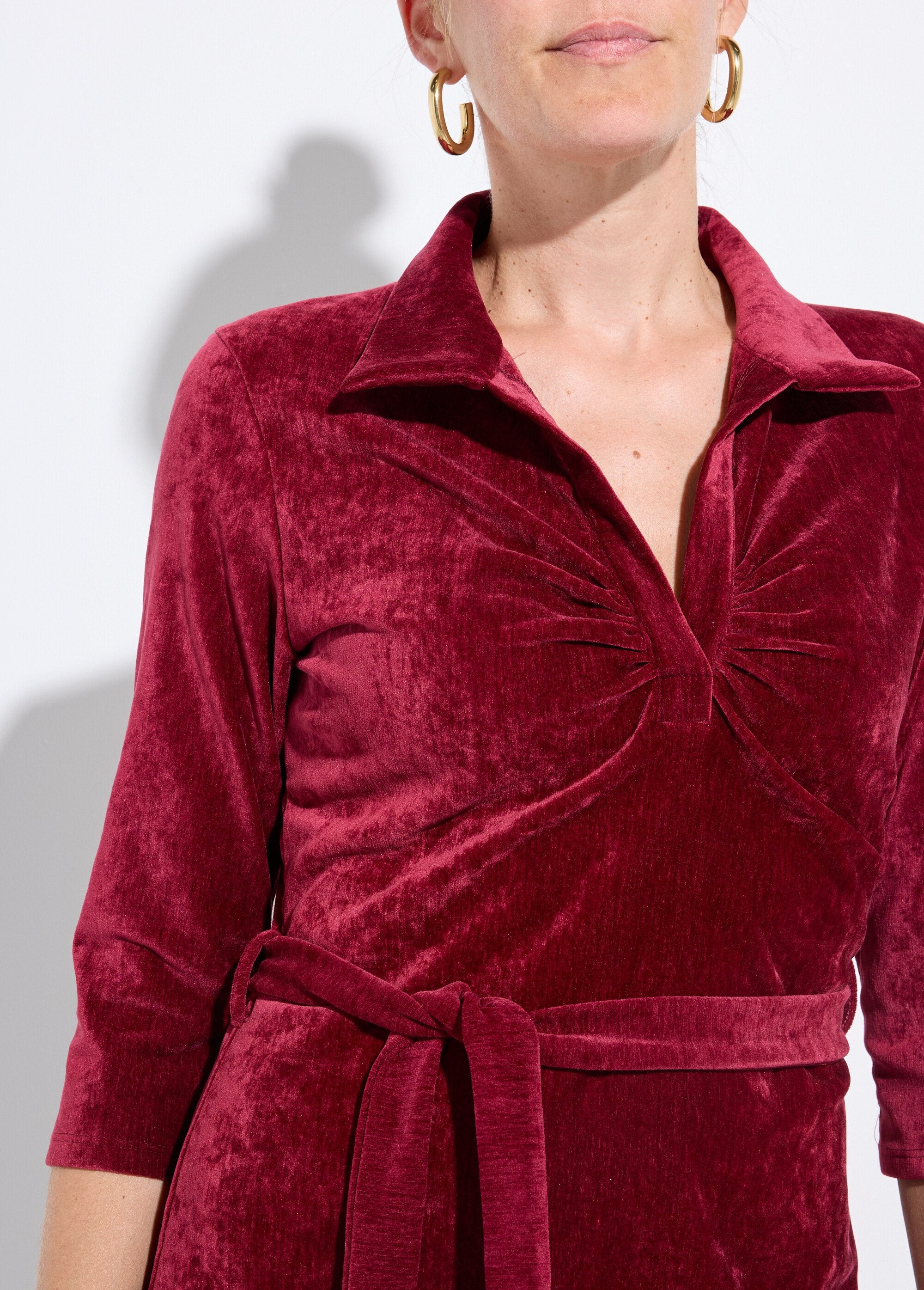 Vestido_corto_de_terciopelo_con_escote_en_pico_y_cinturón_Burdeos_DE1_slim