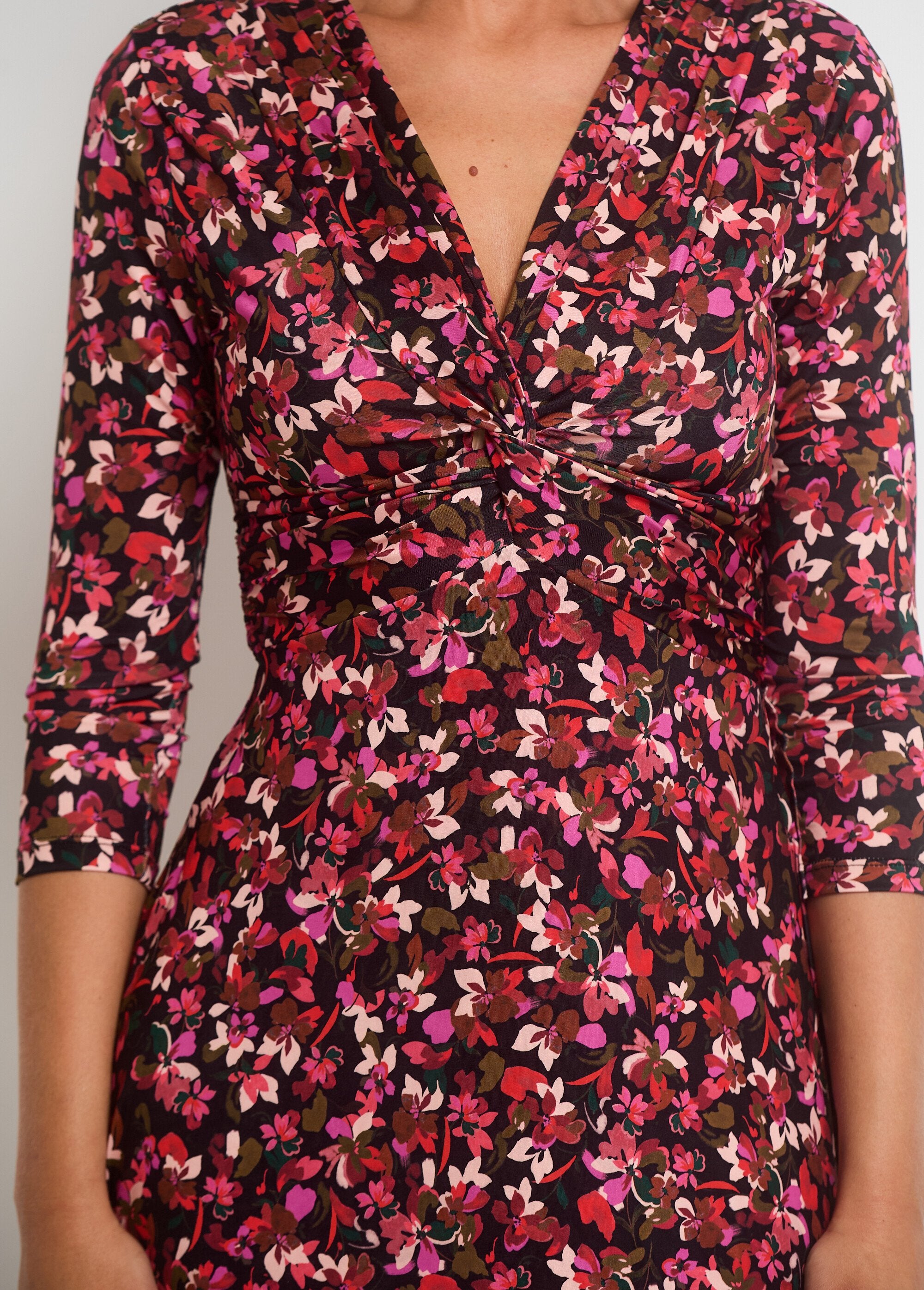 Vestido_con_estampado_floral_y_escote_en_V_y_cintura_drapeada_rojo_y_negro_DE2_slim